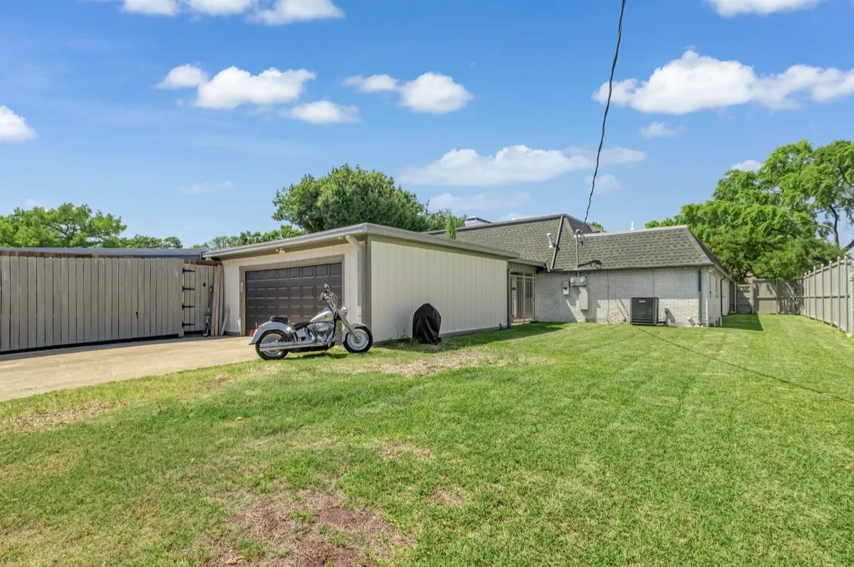 Single Family Residence For Sale in Dallas County , 3778 Weeburn Drive, Dallas, Texas 75229, 3 Bedroom, 3 Bathroom, 2 Garage spaces, 2,496 Sqft, built in 1968, mls#21270434, Real Estate Agent in Dallas, Homes For Sale in Dallas county, Homes For Sale in Dallas, Realtor in Dallas Texas, Real Estate Brokerage Independent Realty Texas, Luminita Cordes Realtor