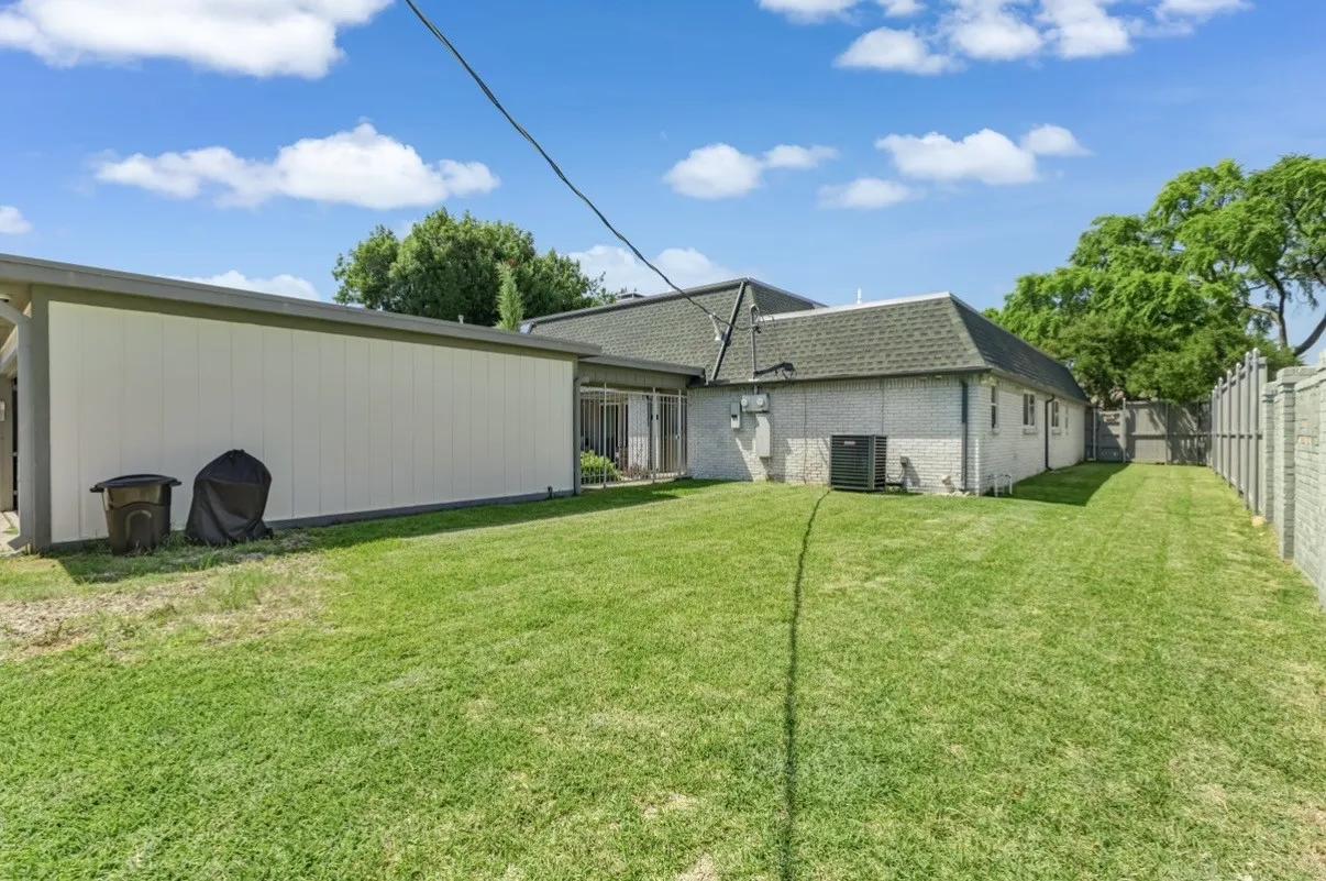Single Family Residence For Sale in Dallas County , 3778 Weeburn Drive, Dallas, Texas 75229, 3 Bedroom, 3 Bathroom, 2 Garage spaces, 2,496 Sqft, built in 1968, mls#21270434, Real Estate Agent in Dallas, Homes For Sale in Dallas county, Homes For Sale in Dallas, Realtor in Dallas Texas, Real Estate Brokerage Independent Realty Texas, Luminita Cordes Realtor