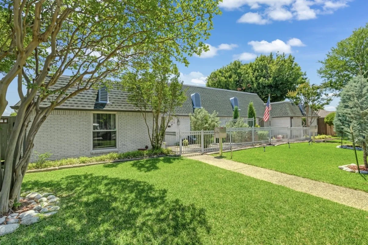 Single Family Residence For Sale in Dallas County , 3778 Weeburn Drive, Dallas, Texas 75229, 3 Bedroom, 3 Bathroom, 2 Garage spaces, 2,496 Sqft, built in 1968, mls#21270434, Real Estate Agent in Dallas, Homes For Sale in Dallas county, Homes For Sale in Dallas, Realtor in Dallas Texas, Real Estate Brokerage Independent Realty Texas, Luminita Cordes Realtor