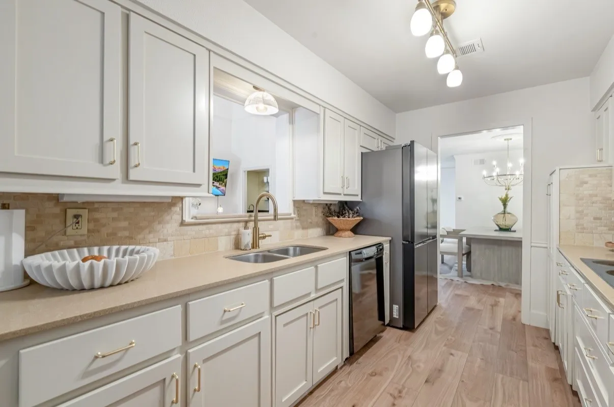 Single Family Residence For Sale in Dallas County , 3778 Weeburn Drive, Dallas, Texas 75229, 3 Bedroom, 3 Bathroom, 2 Garage spaces, 2,496 Sqft, built in 1968, mls#21270434, Real Estate Agent in Dallas, Homes For Sale in Dallas county, Homes For Sale in Dallas, Realtor in Dallas Texas, Real Estate Brokerage Independent Realty Texas, Luminita Cordes Realtor