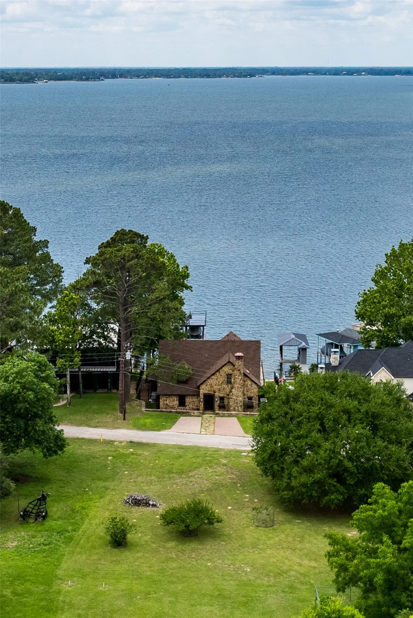 Single Family Residence For Sale in Henderson County , 143 Shoreline Drive, Star Harbor, Texas 75148, 5 Bedroom, 4 Bathroom, Garage spaces, 3,139 Sqft, built in 2008, mls#21270230, Real Estate Agent in Star Harbor, Homes For Sale in Henderson county, Homes For Sale in Star Harbor, Realtor in Star Harbor Texas, Real Estate Brokerage Independent Realty Texas, Luminita Cordes Realtor