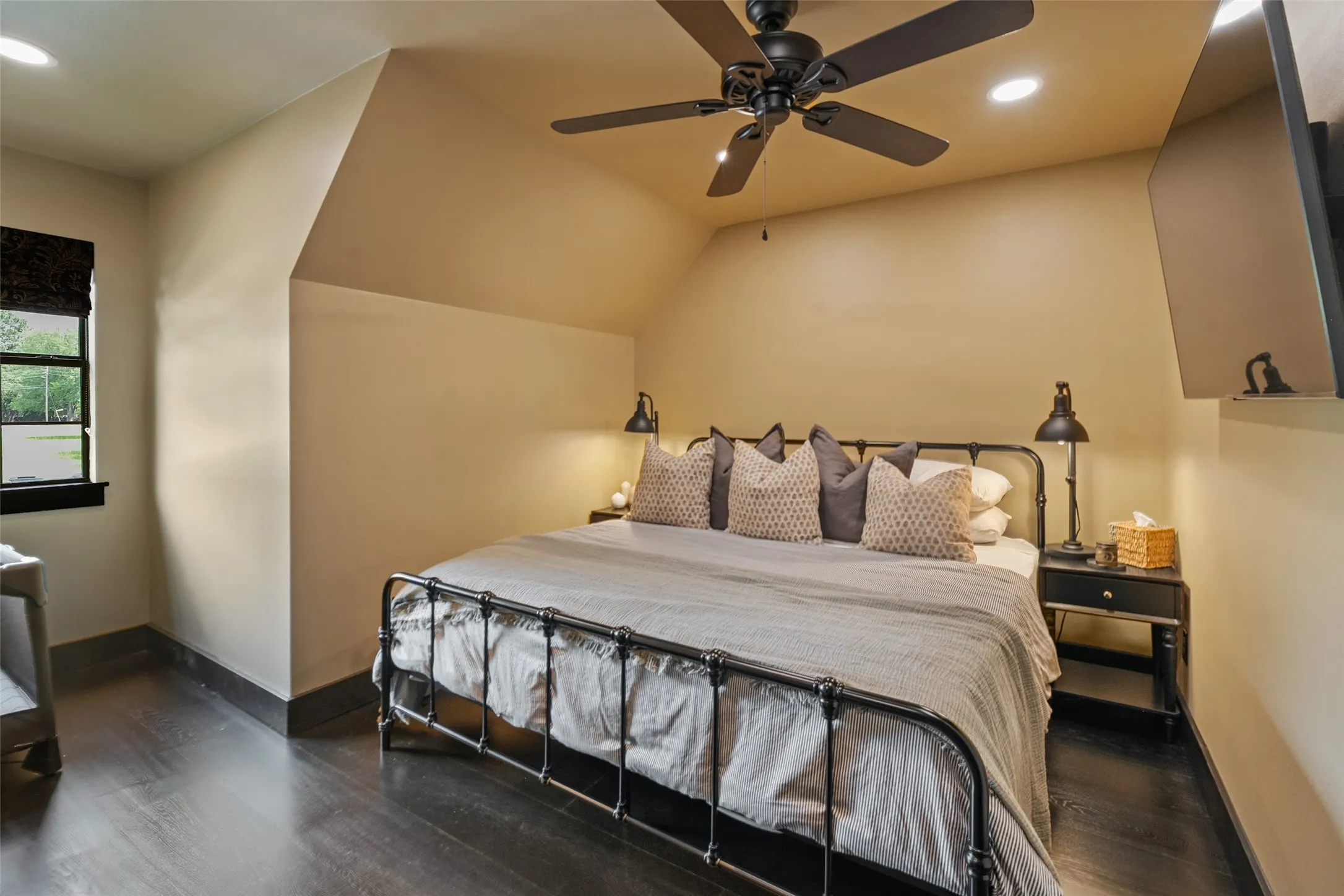 Single Family Residence For Sale in Henderson County , 143 Shoreline Drive, Star Harbor, Texas 75148, 5 Bedroom, 4 Bathroom, Garage spaces, 3,139 Sqft, built in 2008, mls#21270230, Real Estate Agent in Star Harbor, Homes For Sale in Henderson county, Homes For Sale in Star Harbor, Realtor in Star Harbor Texas, Real Estate Brokerage Independent Realty Texas, Luminita Cordes Realtor