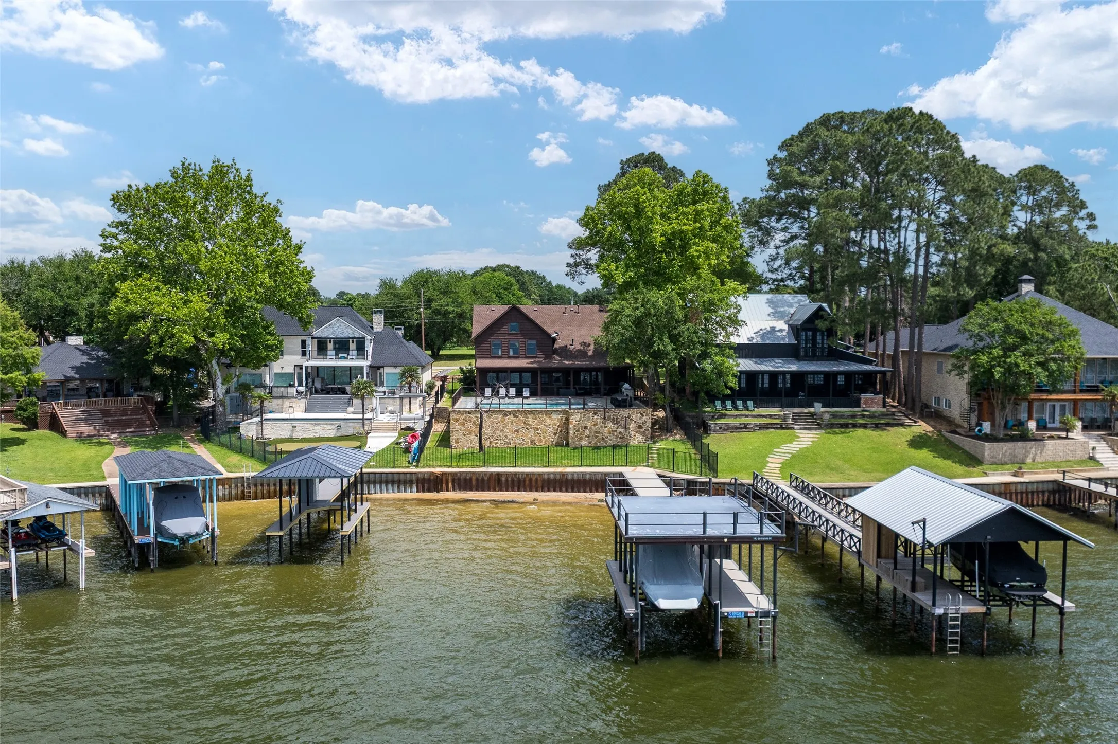 Single Family Residence For Sale in Henderson County , 143 Shoreline Drive, Star Harbor, Texas 75148, 5 Bedroom, 4 Bathroom, Garage spaces, 3,139 Sqft, built in 2008, mls#21270230, Real Estate Agent in Star Harbor, Homes For Sale in Henderson county, Homes For Sale in Star Harbor, Realtor in Star Harbor Texas, Real Estate Brokerage Independent Realty Texas, Luminita Cordes Realtor