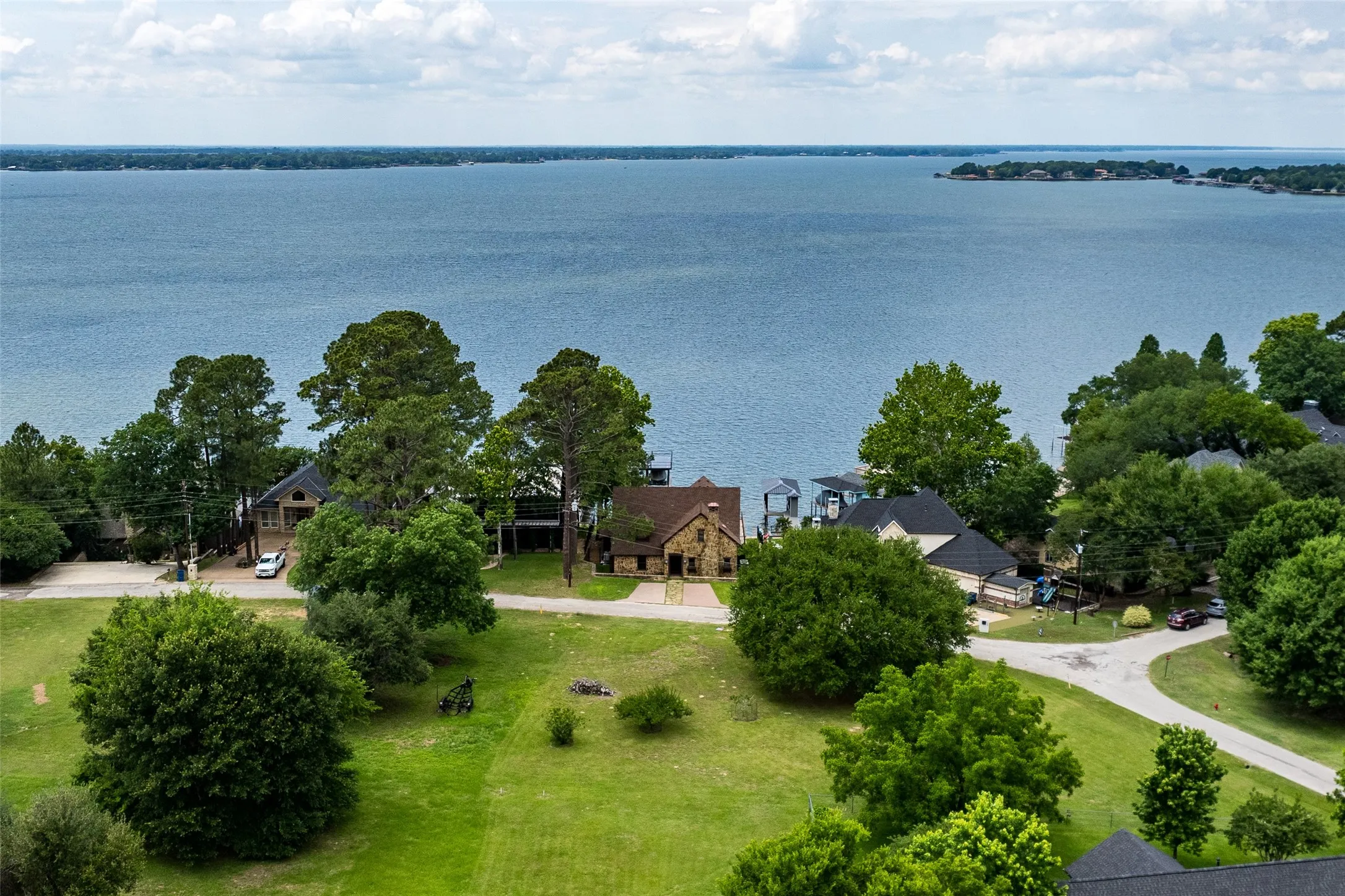 Single Family Residence For Sale in Henderson County , 143 Shoreline Drive, Star Harbor, Texas 75148, 5 Bedroom, 4 Bathroom, Garage spaces, 3,139 Sqft, built in 2008, mls#21270230, Real Estate Agent in Star Harbor, Homes For Sale in Henderson county, Homes For Sale in Star Harbor, Realtor in Star Harbor Texas, Real Estate Brokerage Independent Realty Texas, Luminita Cordes Realtor