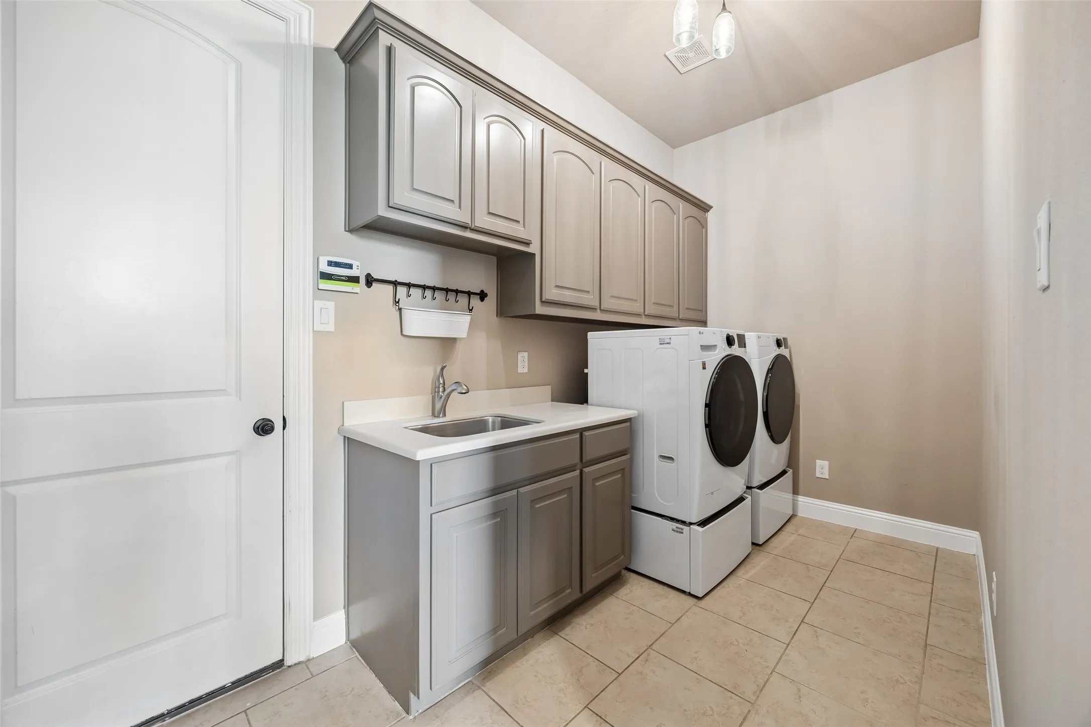 Single Family Residence For Sale in Rockwall County , 3030 Wincrest Drive, Rockwall, Texas 75032, 5 Bedroom, 5 Bathroom, 3 Garage spaces, 4,493 Sqft, built in 2014, mls#21266159, Real Estate Agent in Rockwall, Homes For Sale in Rockwall county, Homes For Sale in Rockwall, Realtor in Rockwall Texas, Real Estate Brokerage Independent Realty Texas, Luminita Cordes Realtor