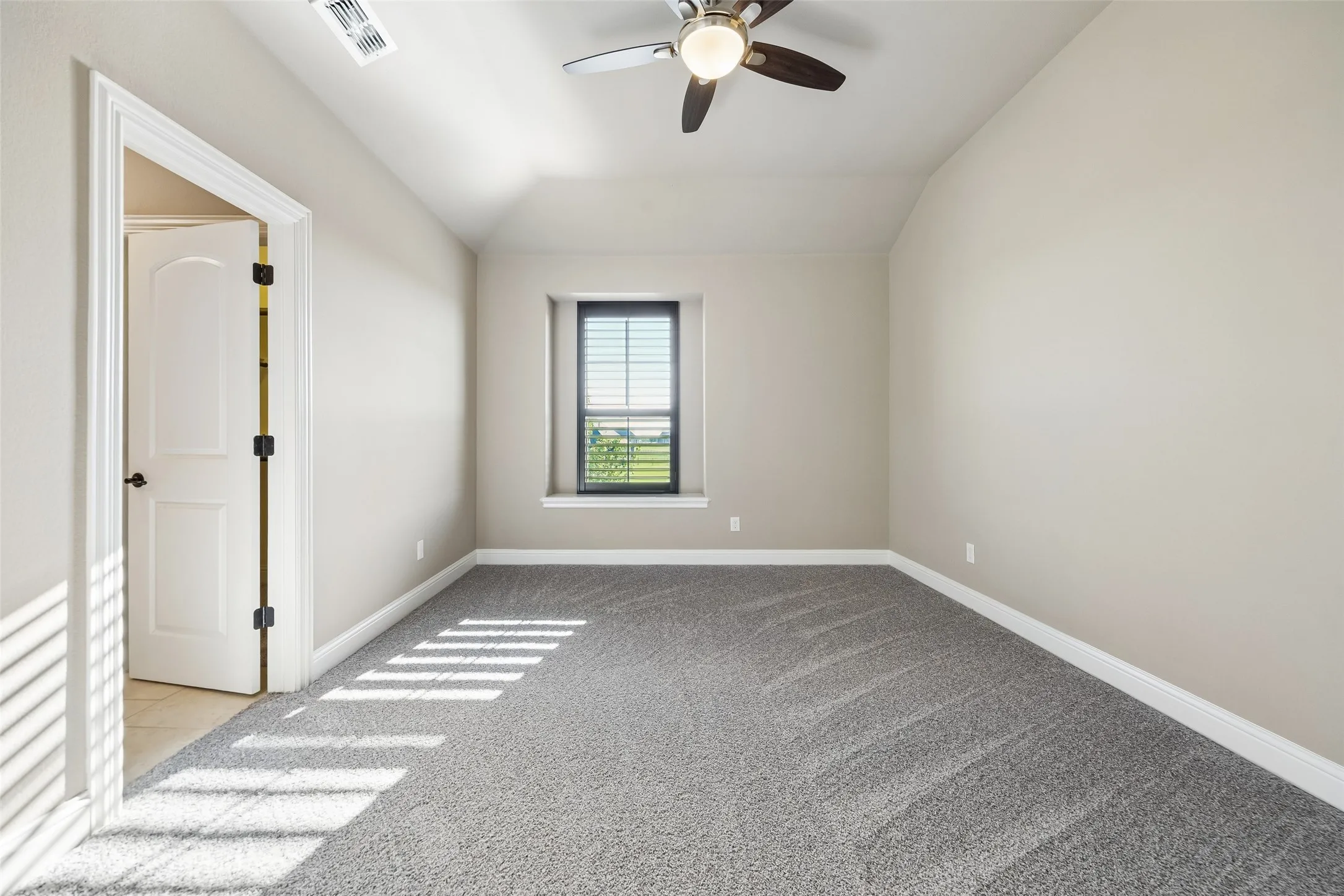Single Family Residence For Sale in Rockwall County , 3030 Wincrest Drive, Rockwall, Texas 75032, 5 Bedroom, 5 Bathroom, 3 Garage spaces, 4,493 Sqft, built in 2014, mls#21266159, Real Estate Agent in Rockwall, Homes For Sale in Rockwall county, Homes For Sale in Rockwall, Realtor in Rockwall Texas, Real Estate Brokerage Independent Realty Texas, Luminita Cordes Realtor