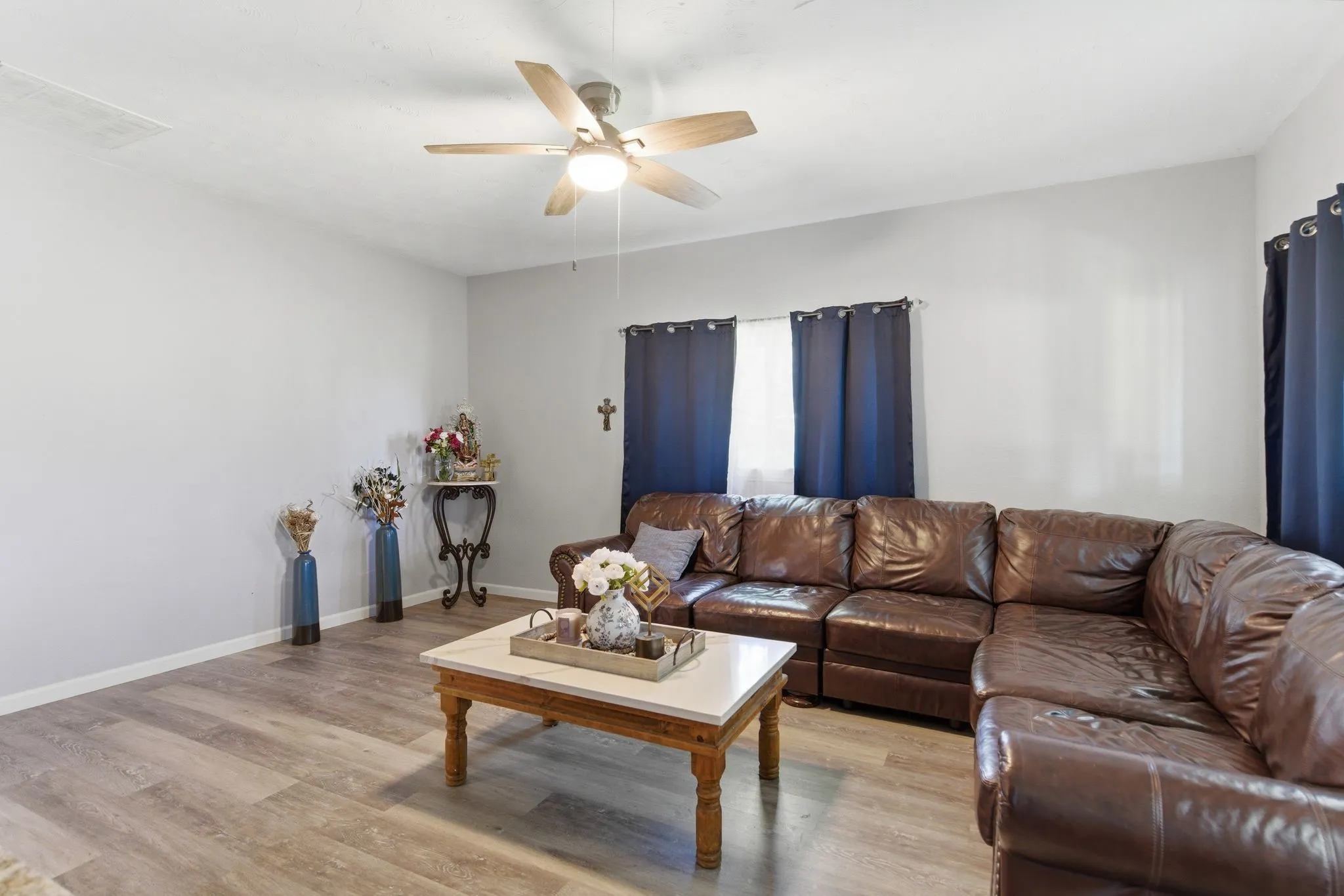 Single Family Residence For Sale in Grayson County , 401 W Mesquite Street, Gunter, Texas 75058, 2 Bedroom, 2 Bathroom, 2 Garage spaces, 1,338 Sqft, built in 1935, mls#21270438, Real Estate Agent in Gunter, Homes For Sale in Grayson county, Homes For Sale in Gunter, Realtor in Gunter Texas, Real Estate Brokerage Independent Realty Texas, Luminita Cordes Realtor