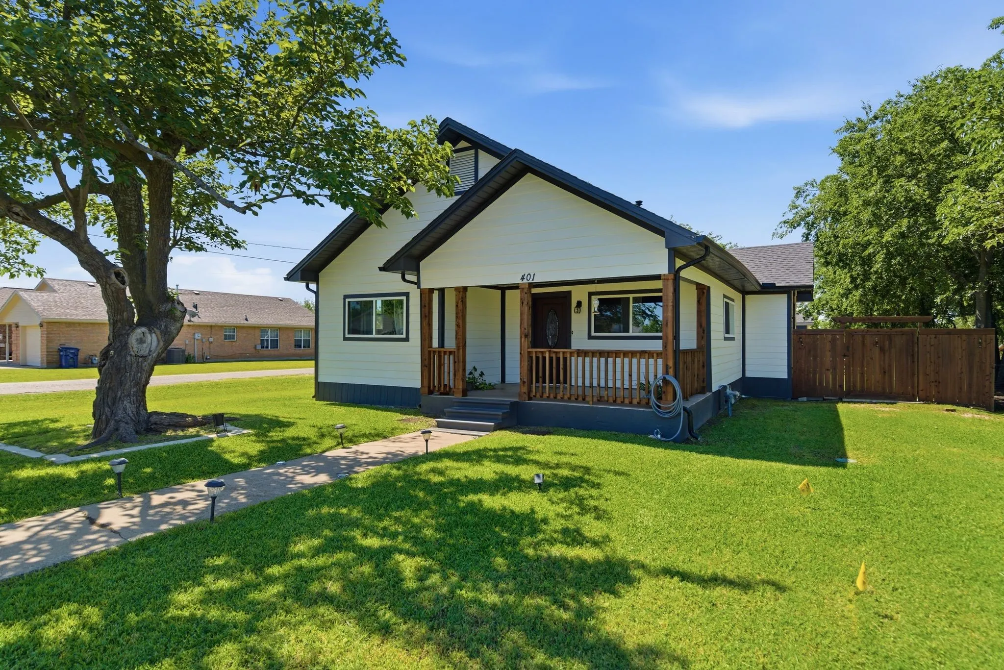 Single Family Residence For Sale in Grayson County , 401 W Mesquite Street, Gunter, Texas 75058, 2 Bedroom, 2 Bathroom, 2 Garage spaces, 1,338 Sqft, built in 1935, mls#21270438, Real Estate Agent in Gunter, Homes For Sale in Grayson county, Homes For Sale in Gunter, Realtor in Gunter Texas, Real Estate Brokerage Independent Realty Texas, Luminita Cordes Realtor