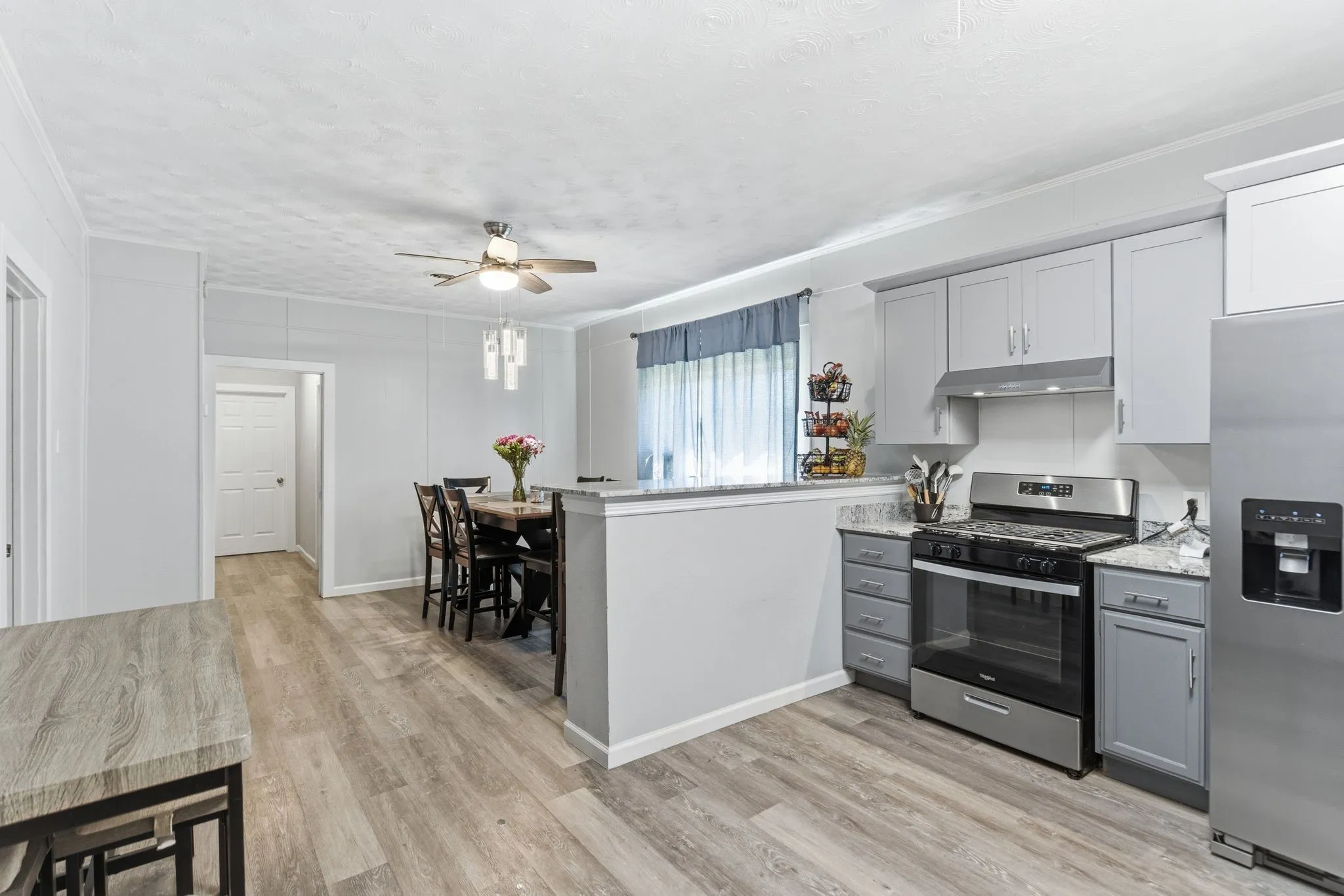 Single Family Residence For Sale in Grayson County , 401 W Mesquite Street, Gunter, Texas 75058, 2 Bedroom, 2 Bathroom, 2 Garage spaces, 1,338 Sqft, built in 1935, mls#21270438, Real Estate Agent in Gunter, Homes For Sale in Grayson county, Homes For Sale in Gunter, Realtor in Gunter Texas, Real Estate Brokerage Independent Realty Texas, Luminita Cordes Realtor