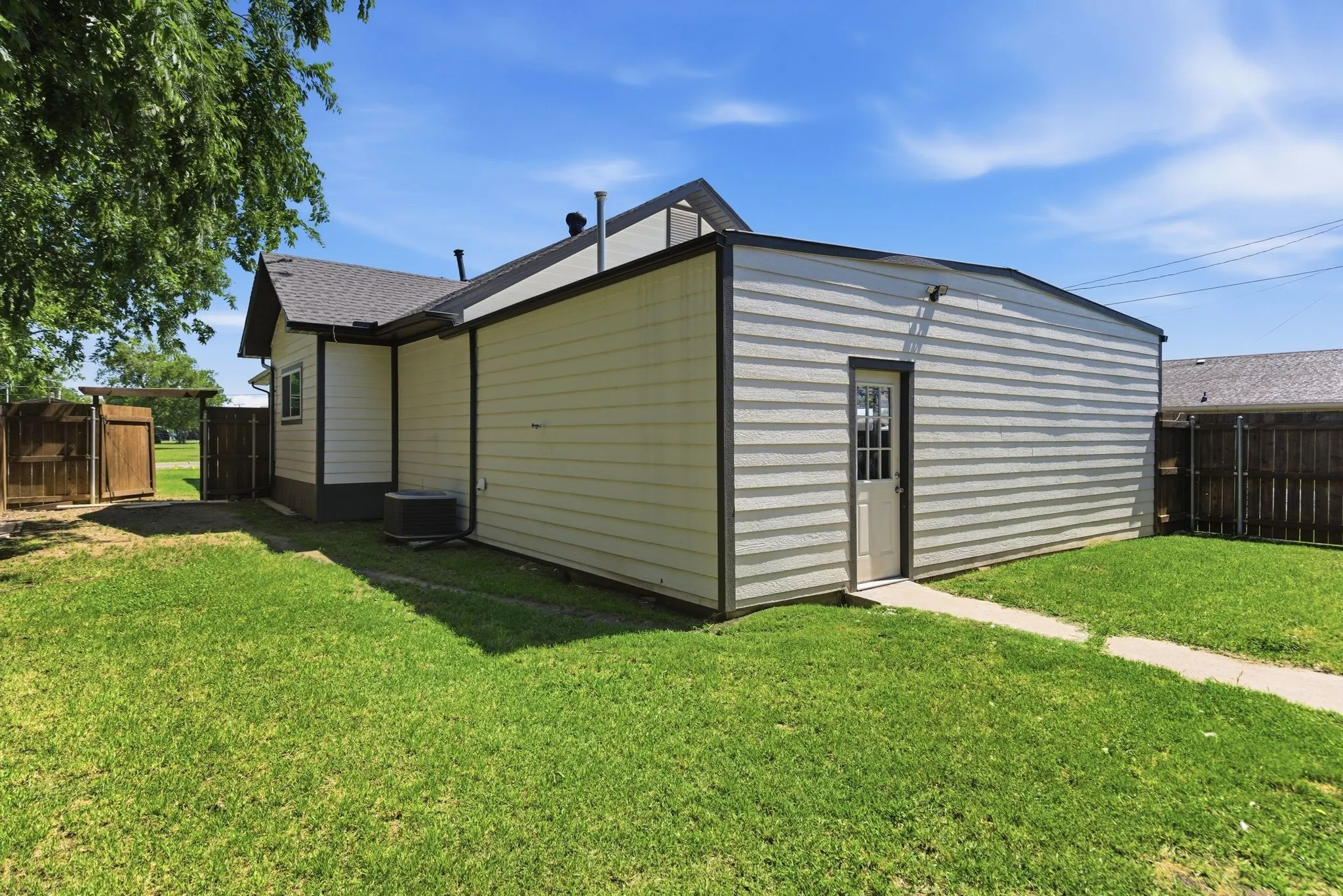 Single Family Residence For Sale in Grayson County , 401 W Mesquite Street, Gunter, Texas 75058, 2 Bedroom, 2 Bathroom, 2 Garage spaces, 1,338 Sqft, built in 1935, mls#21270438, Real Estate Agent in Gunter, Homes For Sale in Grayson county, Homes For Sale in Gunter, Realtor in Gunter Texas, Real Estate Brokerage Independent Realty Texas, Luminita Cordes Realtor