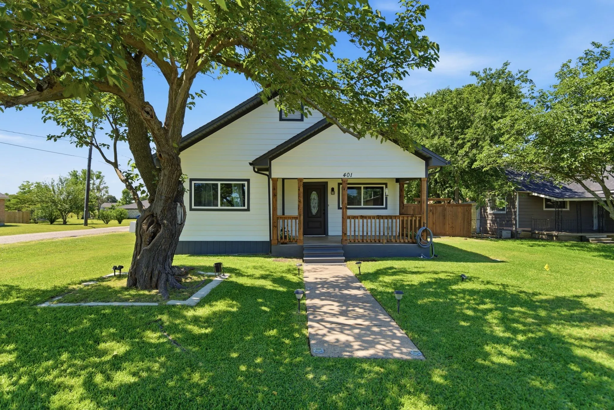 Single Family Residence For Sale in Grayson County , 401 W Mesquite Street, Gunter, Texas 75058, 2 Bedroom, 2 Bathroom, 2 Garage spaces, 1,338 Sqft, built in 1935, mls#21270438, Real Estate Agent in Gunter, Homes For Sale in Grayson county, Homes For Sale in Gunter, Realtor in Gunter Texas, Real Estate Brokerage Independent Realty Texas, Luminita Cordes Realtor