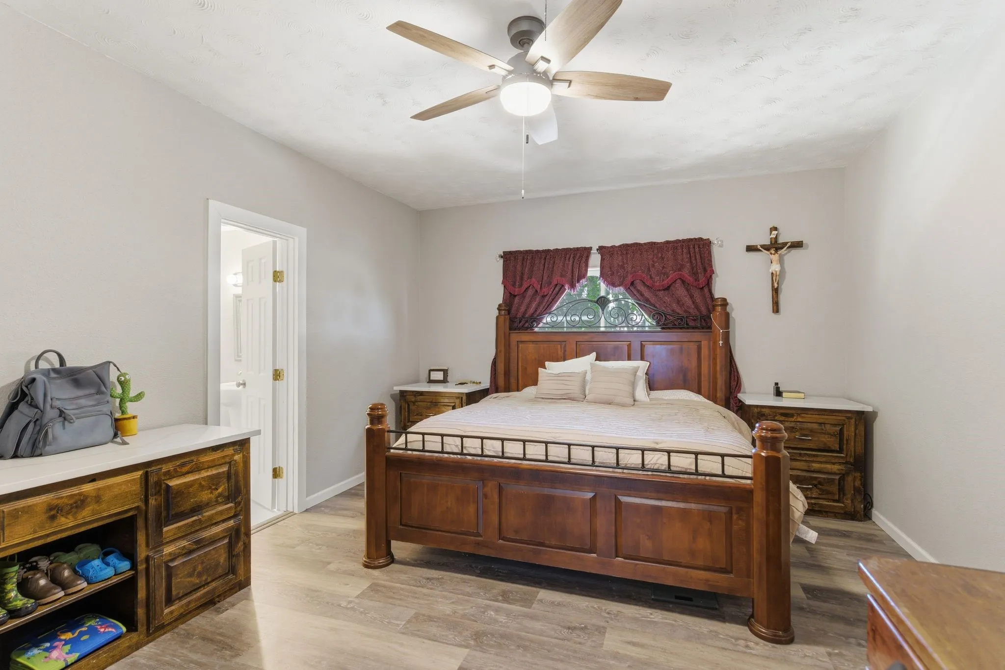Single Family Residence For Sale in Grayson County , 401 W Mesquite Street, Gunter, Texas 75058, 2 Bedroom, 2 Bathroom, 2 Garage spaces, 1,338 Sqft, built in 1935, mls#21270438, Real Estate Agent in Gunter, Homes For Sale in Grayson county, Homes For Sale in Gunter, Realtor in Gunter Texas, Real Estate Brokerage Independent Realty Texas, Luminita Cordes Realtor