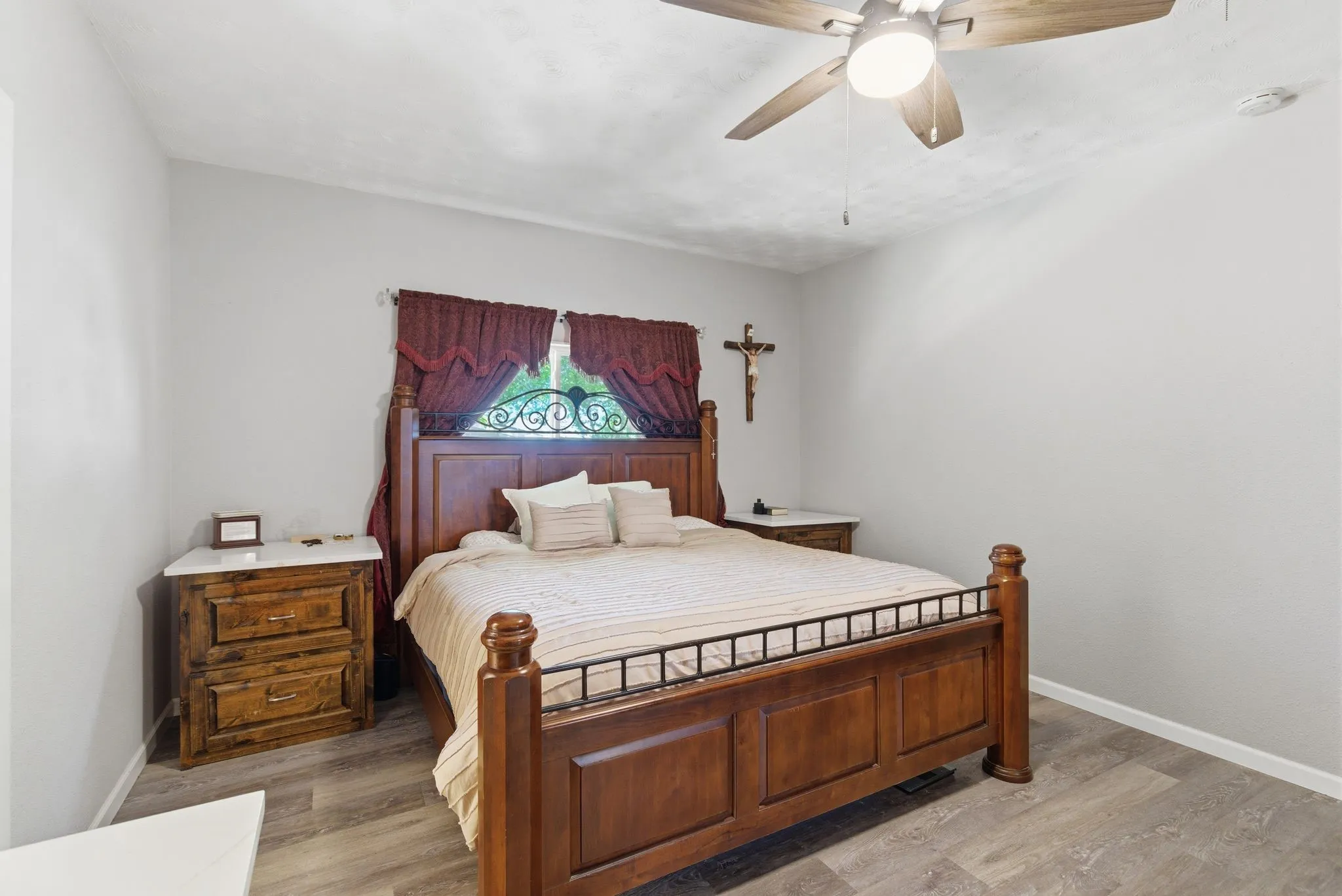 Single Family Residence For Sale in Grayson County , 401 W Mesquite Street, Gunter, Texas 75058, 2 Bedroom, 2 Bathroom, 2 Garage spaces, 1,338 Sqft, built in 1935, mls#21270438, Real Estate Agent in Gunter, Homes For Sale in Grayson county, Homes For Sale in Gunter, Realtor in Gunter Texas, Real Estate Brokerage Independent Realty Texas, Luminita Cordes Realtor