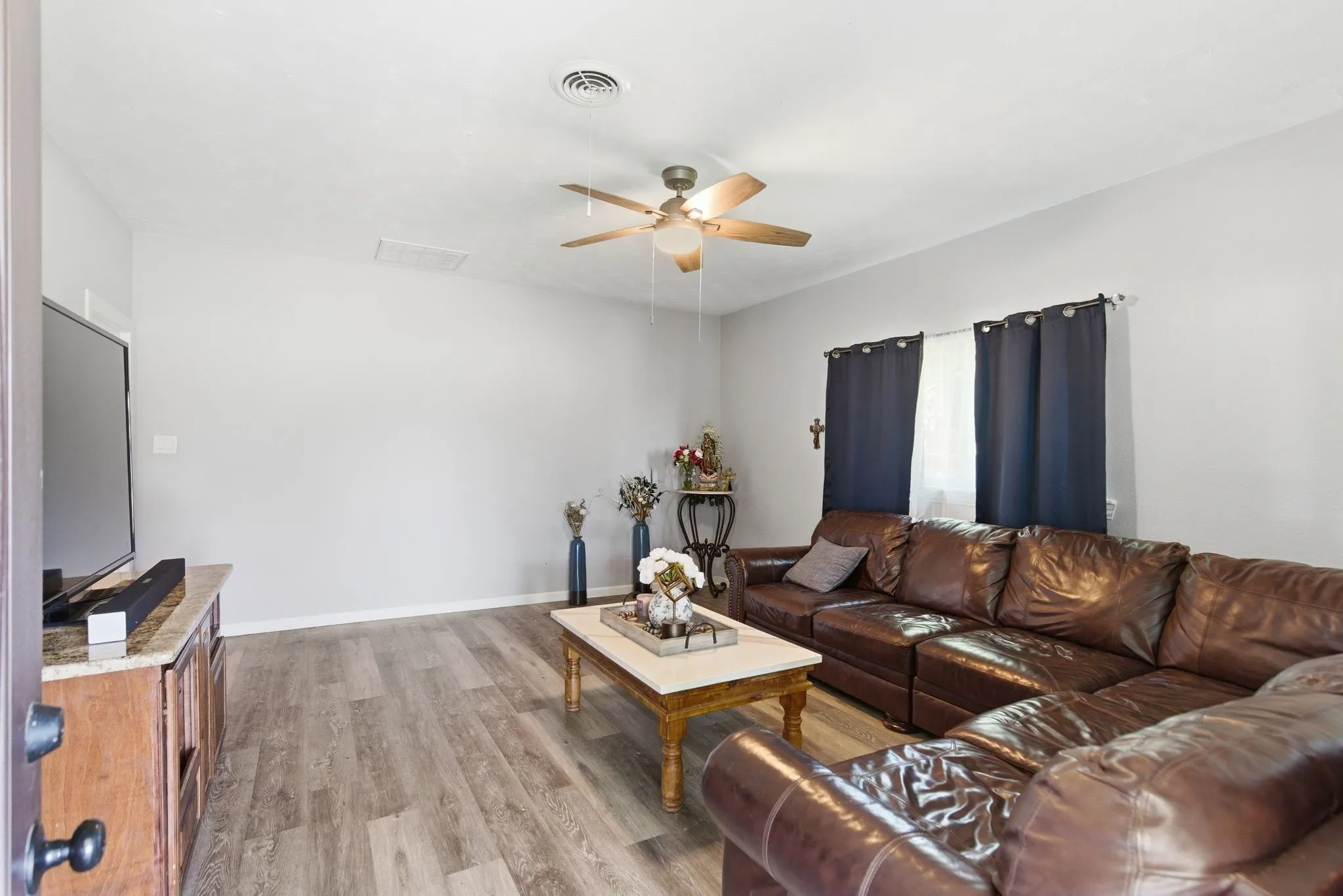 Single Family Residence For Sale in Grayson County , 401 W Mesquite Street, Gunter, Texas 75058, 2 Bedroom, 2 Bathroom, 2 Garage spaces, 1,338 Sqft, built in 1935, mls#21270438, Real Estate Agent in Gunter, Homes For Sale in Grayson county, Homes For Sale in Gunter, Realtor in Gunter Texas, Real Estate Brokerage Independent Realty Texas, Luminita Cordes Realtor
