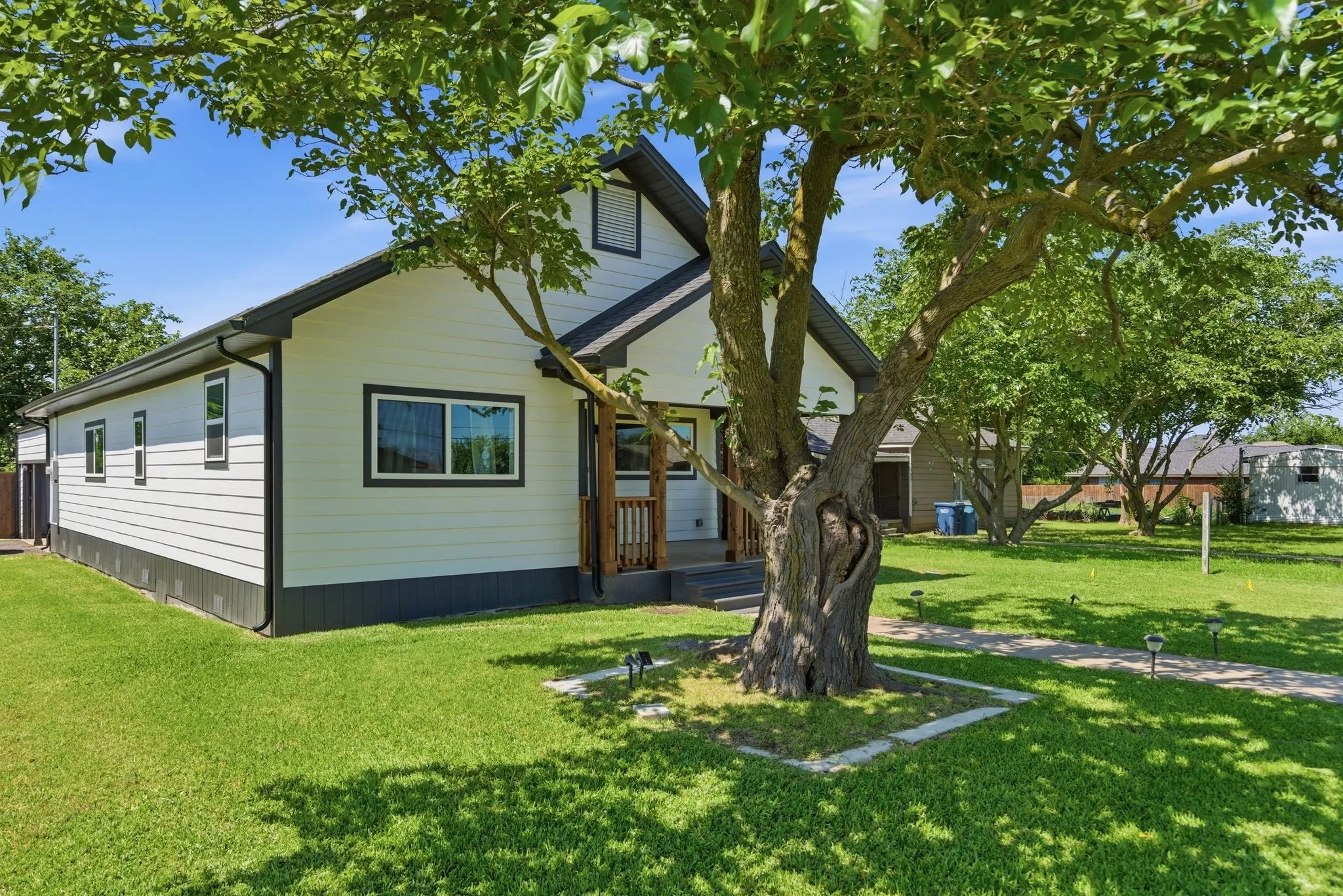 Single Family Residence For Sale in Grayson County , 401 W Mesquite Street, Gunter, Texas 75058, 2 Bedroom, 2 Bathroom, 2 Garage spaces, 1,338 Sqft, built in 1935, mls#21270438, Real Estate Agent in Gunter, Homes For Sale in Grayson county, Homes For Sale in Gunter, Realtor in Gunter Texas, Real Estate Brokerage Independent Realty Texas, Luminita Cordes Realtor