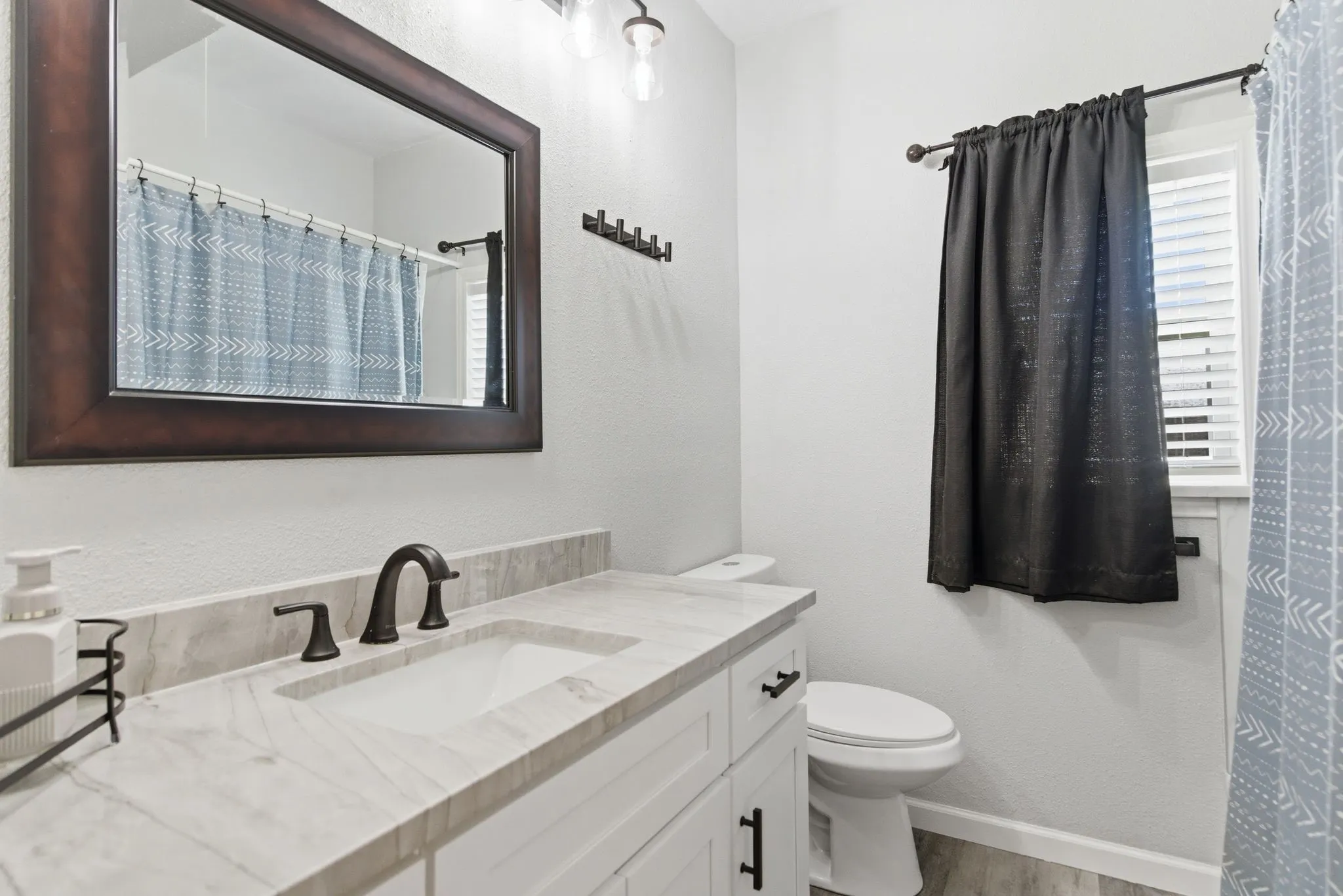 Single Family Residence For Sale in Grayson County , 401 W Mesquite Street, Gunter, Texas 75058, 2 Bedroom, 2 Bathroom, 2 Garage spaces, 1,338 Sqft, built in 1935, mls#21270438, Real Estate Agent in Gunter, Homes For Sale in Grayson county, Homes For Sale in Gunter, Realtor in Gunter Texas, Real Estate Brokerage Independent Realty Texas, Luminita Cordes Realtor