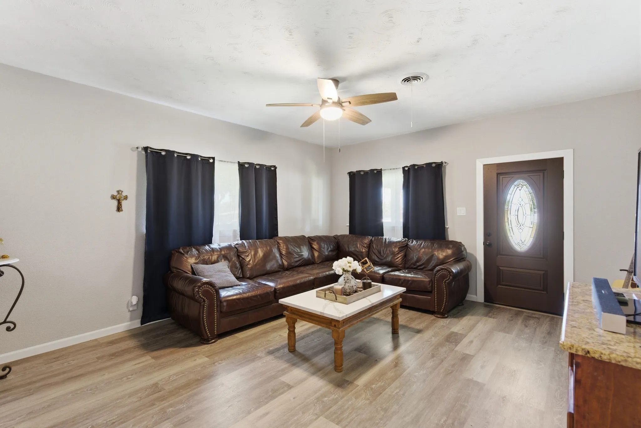 Single Family Residence For Sale in Grayson County , 401 W Mesquite Street, Gunter, Texas 75058, 2 Bedroom, 2 Bathroom, 2 Garage spaces, 1,338 Sqft, built in 1935, mls#21270438, Real Estate Agent in Gunter, Homes For Sale in Grayson county, Homes For Sale in Gunter, Realtor in Gunter Texas, Real Estate Brokerage Independent Realty Texas, Luminita Cordes Realtor