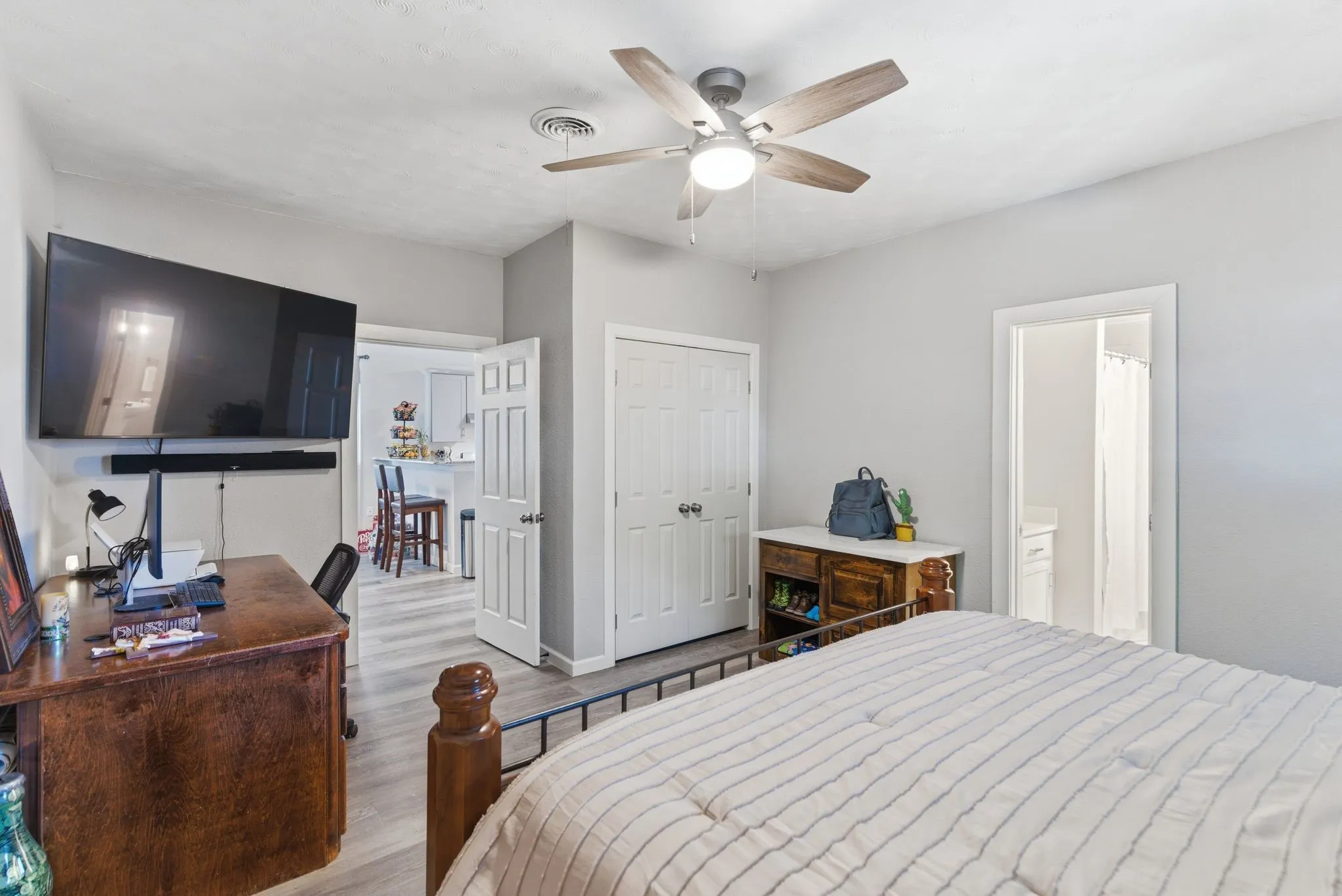Single Family Residence For Sale in Grayson County , 401 W Mesquite Street, Gunter, Texas 75058, 2 Bedroom, 2 Bathroom, 2 Garage spaces, 1,338 Sqft, built in 1935, mls#21270438, Real Estate Agent in Gunter, Homes For Sale in Grayson county, Homes For Sale in Gunter, Realtor in Gunter Texas, Real Estate Brokerage Independent Realty Texas, Luminita Cordes Realtor
