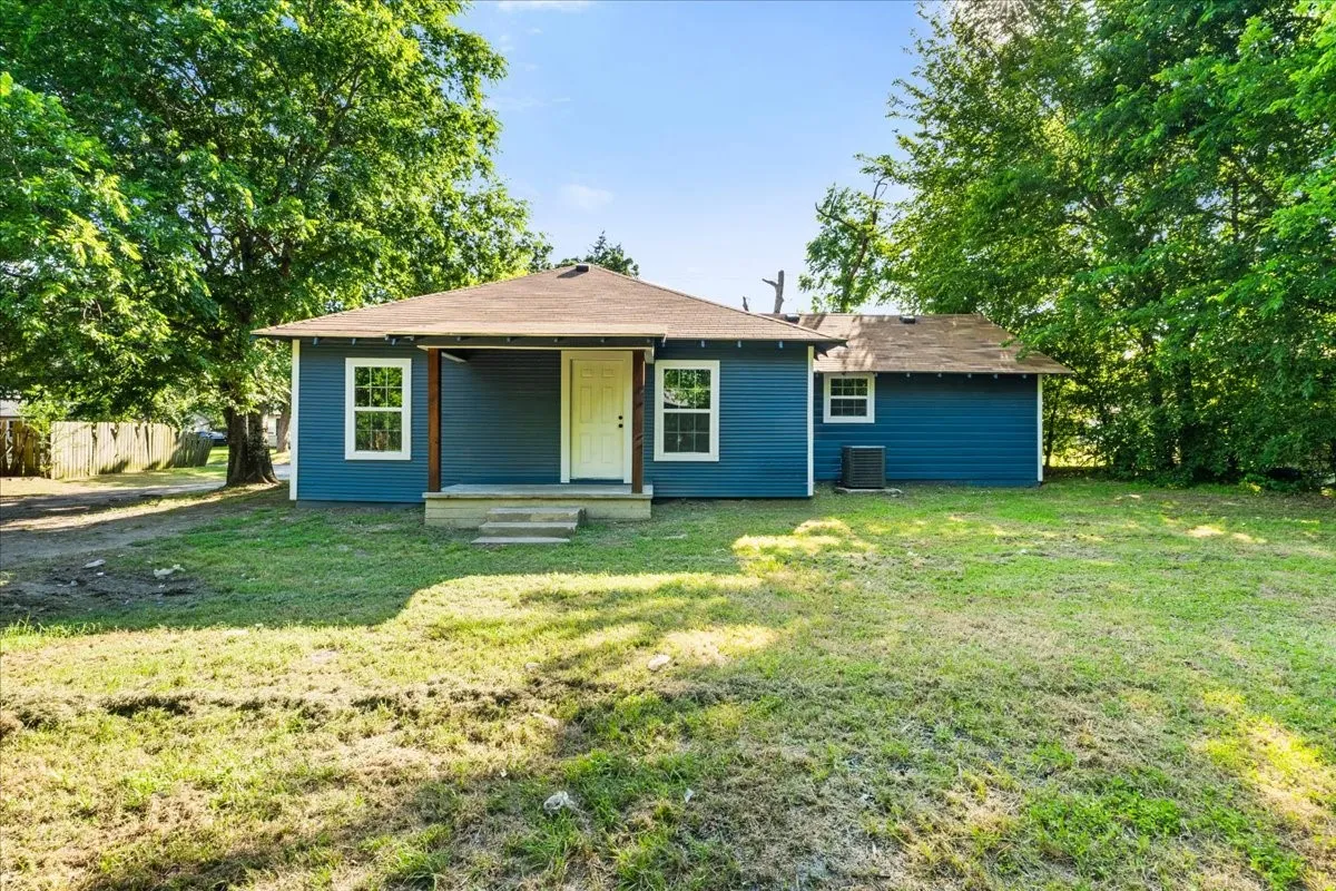 Single Family Residence For Sale in Navarro County , 1325 Navarro Drive, Corsicana, Texas 75110, 3 Bedrooms, 2 Bathrooms, Garage spaces, 1,172 Sqft, built in 1920, Price $189,999, mls#21270323, Real Estate Agent in Corsicana, Homes For Sale in Navarro county, Homes For Sale in Corsicana, Realtor in Corsicana Texas, Real Estate Brokerage Independent Realty Texas, Luminita Cordes Realtor