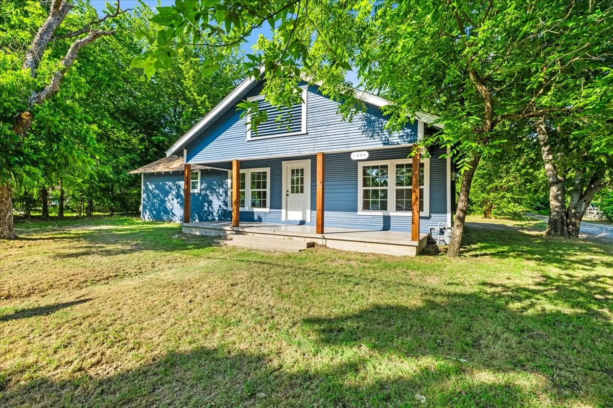 Single Family Residence For Sale in Navarro County , 1325 Navarro Drive, Corsicana, Texas 75110, 3 Bedrooms, 2 Bathrooms, Garage spaces, 1,172 Sqft, built in 1920, Price $189,999, mls#21270323, Real Estate Agent in Corsicana, Homes For Sale in Navarro county, Homes For Sale in Corsicana, Realtor in Corsicana Texas, Real Estate Brokerage Independent Realty Texas, Luminita Cordes Realtor