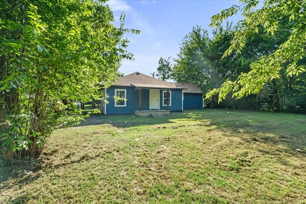Single Family Residence For Sale in Navarro County , 1325 Navarro Drive, Corsicana, Texas 75110, 3 Bedrooms, 2 Bathrooms, Garage spaces, 1,172 Sqft, built in 1920, Price $189,999, mls#21270323, Real Estate Agent in Corsicana, Homes For Sale in Navarro county, Homes For Sale in Corsicana, Realtor in Corsicana Texas, Real Estate Brokerage Independent Realty Texas, Luminita Cordes Realtor