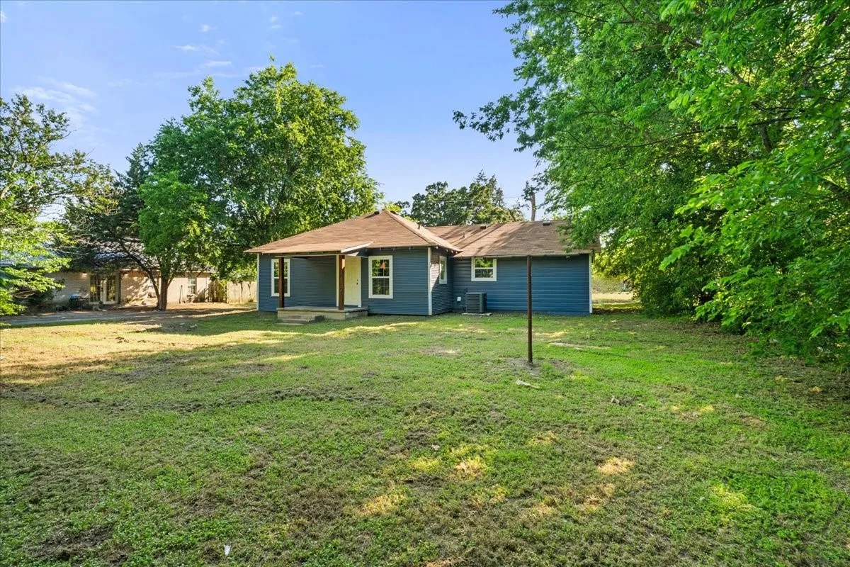 Single Family Residence For Sale in Navarro County , 1325 Navarro Drive, Corsicana, Texas 75110, 3 Bedrooms, 2 Bathrooms, Garage spaces, 1,172 Sqft, built in 1920, Price $189,999, mls#21270323, Real Estate Agent in Corsicana, Homes For Sale in Navarro county, Homes For Sale in Corsicana, Realtor in Corsicana Texas, Real Estate Brokerage Independent Realty Texas, Luminita Cordes Realtor