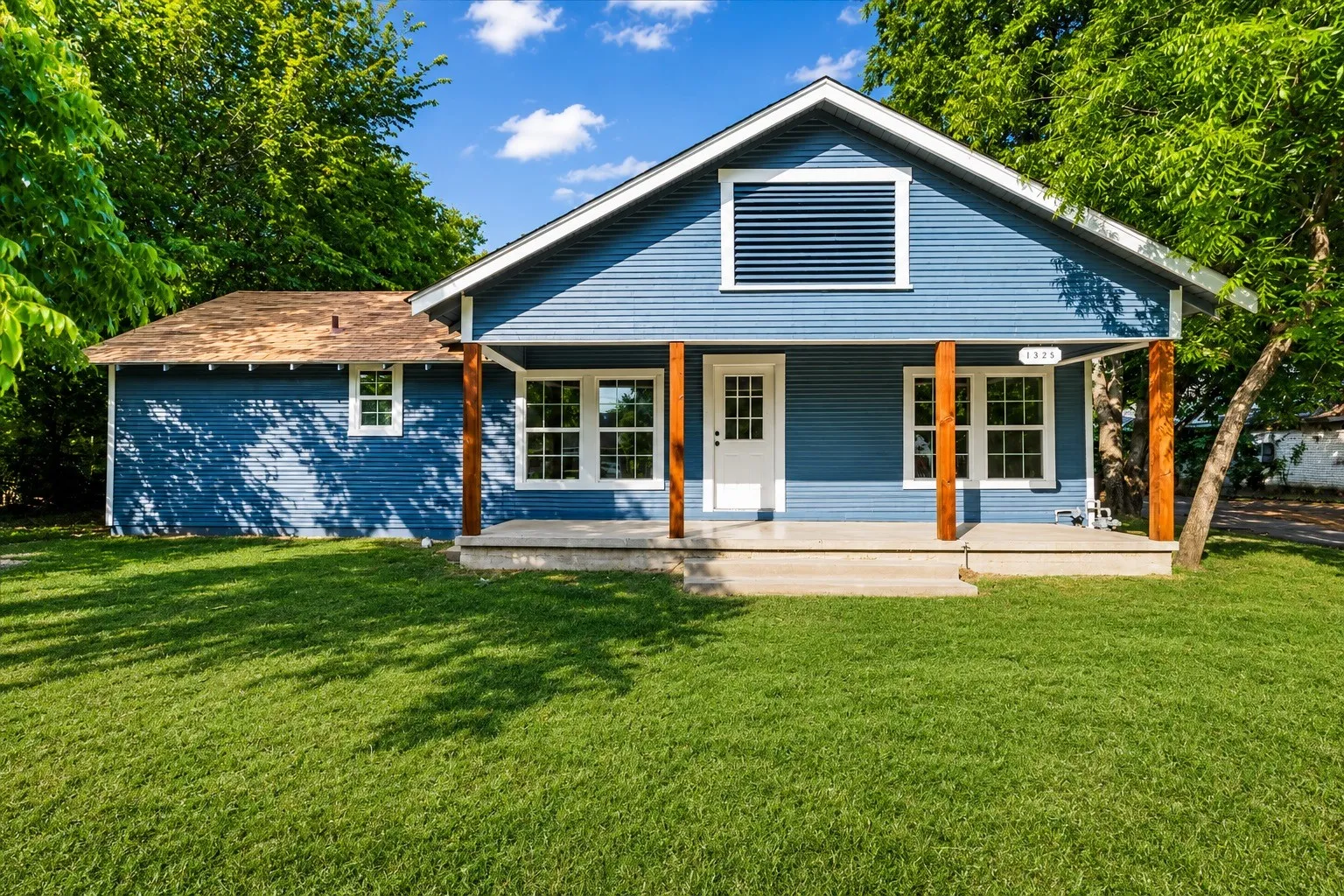 Single Family Residence For Sale in Navarro County , 1325 Navarro Drive, Corsicana, Texas 75110, 3 Bedrooms, 2 Bathrooms, Garage spaces, 1,172 Sqft, built in 1920, Price $189,999, mls#21270323, Real Estate Agent in Corsicana, Homes For Sale in Navarro county, Homes For Sale in Corsicana, Realtor in Corsicana Texas, Real Estate Brokerage Independent Realty Texas, Luminita Cordes Realtor
