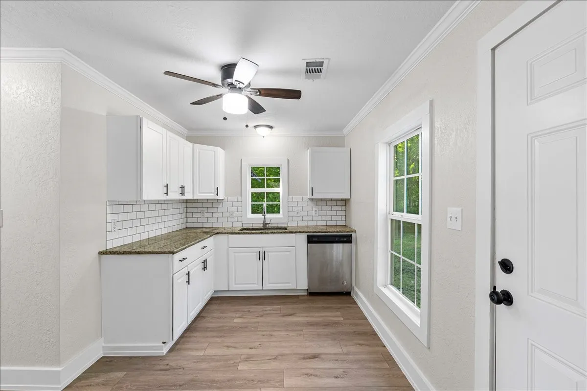 Single Family Residence For Sale in Navarro County , 1325 Navarro Drive, Corsicana, Texas 75110, 3 Bedrooms, 2 Bathrooms, Garage spaces, 1,172 Sqft, built in 1920, Price $189,999, mls#21270323, Real Estate Agent in Corsicana, Homes For Sale in Navarro county, Homes For Sale in Corsicana, Realtor in Corsicana Texas, Real Estate Brokerage Independent Realty Texas, Luminita Cordes Realtor