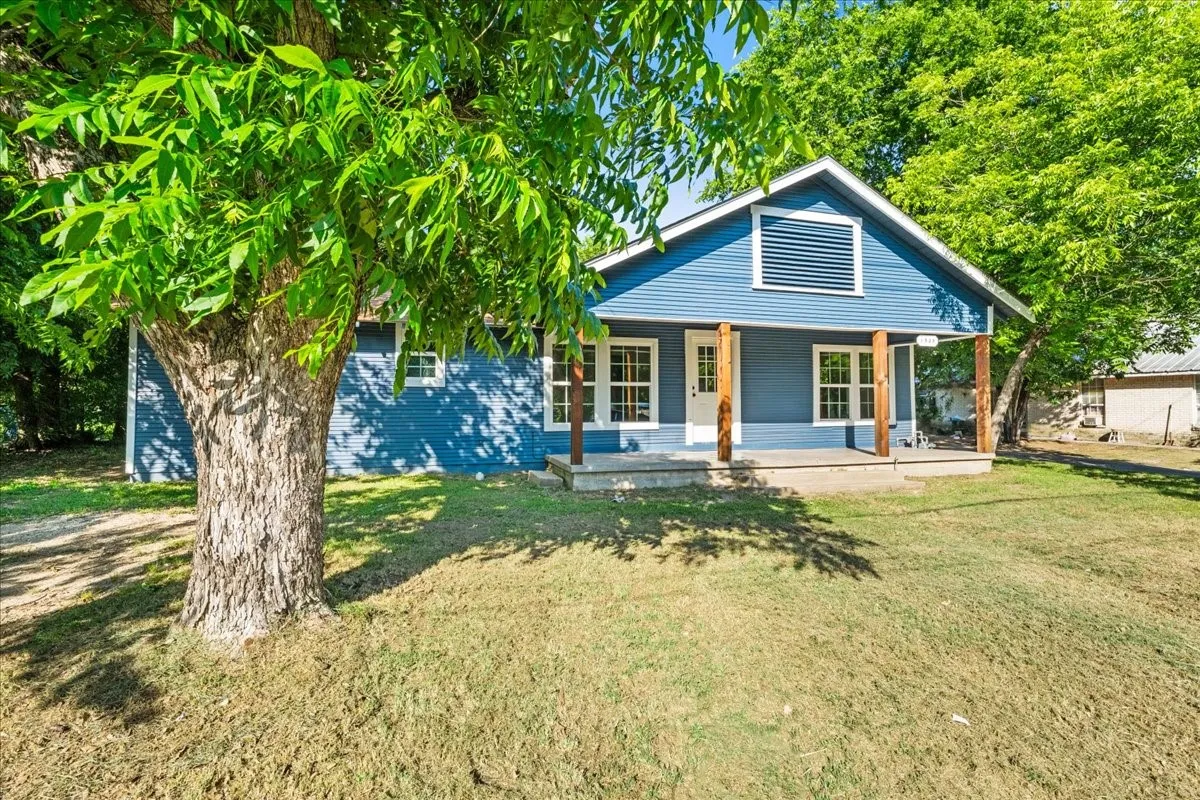 Single Family Residence For Sale in Navarro County , 1325 Navarro Drive, Corsicana, Texas 75110, 3 Bedrooms, 2 Bathrooms, Garage spaces, 1,172 Sqft, built in 1920, Price $189,999, mls#21270323, Real Estate Agent in Corsicana, Homes For Sale in Navarro county, Homes For Sale in Corsicana, Realtor in Corsicana Texas, Real Estate Brokerage Independent Realty Texas, Luminita Cordes Realtor