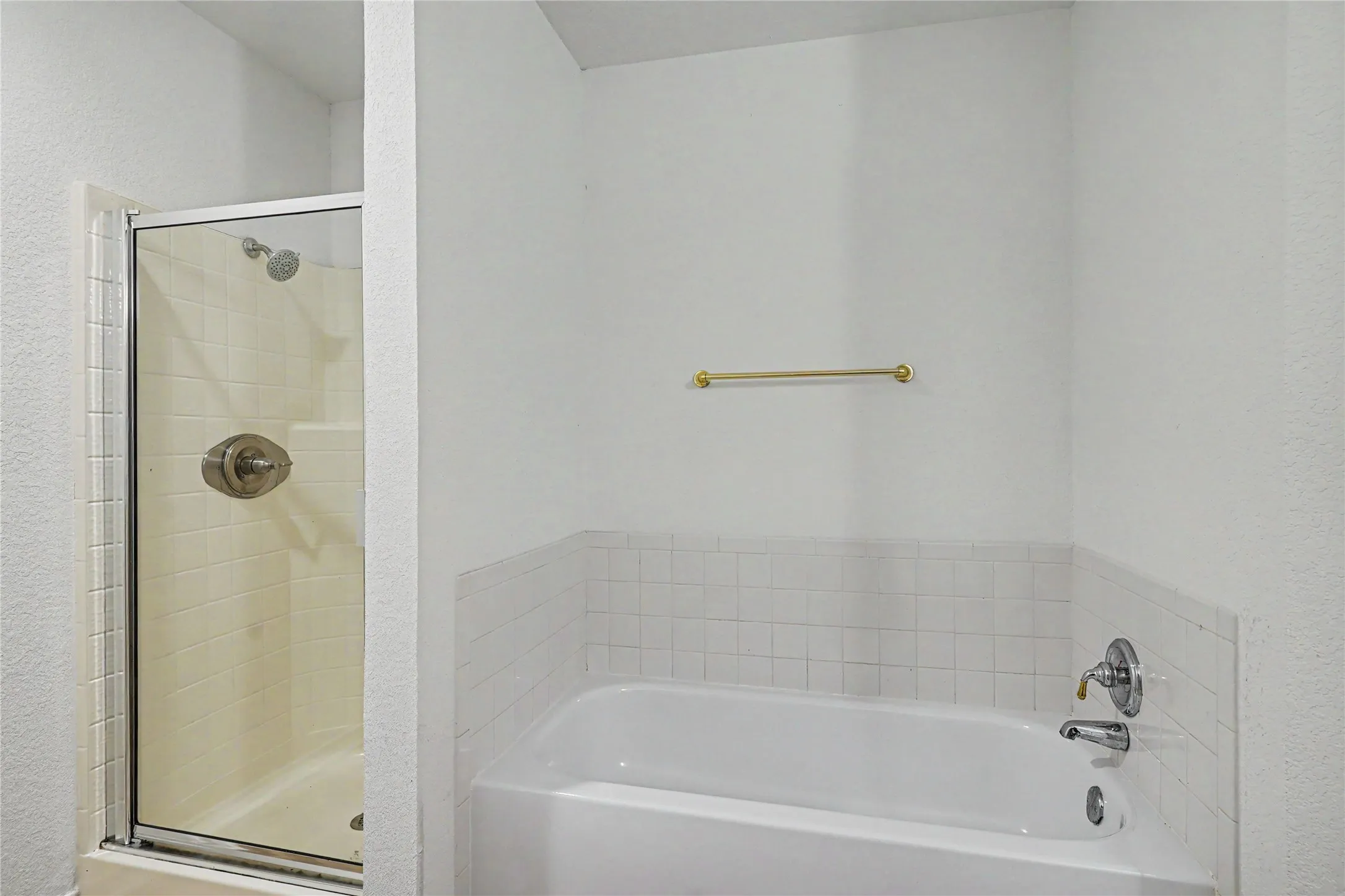 Single Family Residence For Sale in Hood County , 1504 Clover Lane, Granbury, Texas 76048, 3 Bedroom, 2 Bathroom, 2 Garage spaces, 1,586 Sqft, built in 1998, mls#21270475, Real Estate Agent in Granbury, Homes For Sale in Hood county, Homes For Sale in Granbury, Realtor in Granbury Texas, Real Estate Brokerage Independent Realty Texas, Luminita Cordes Realtor