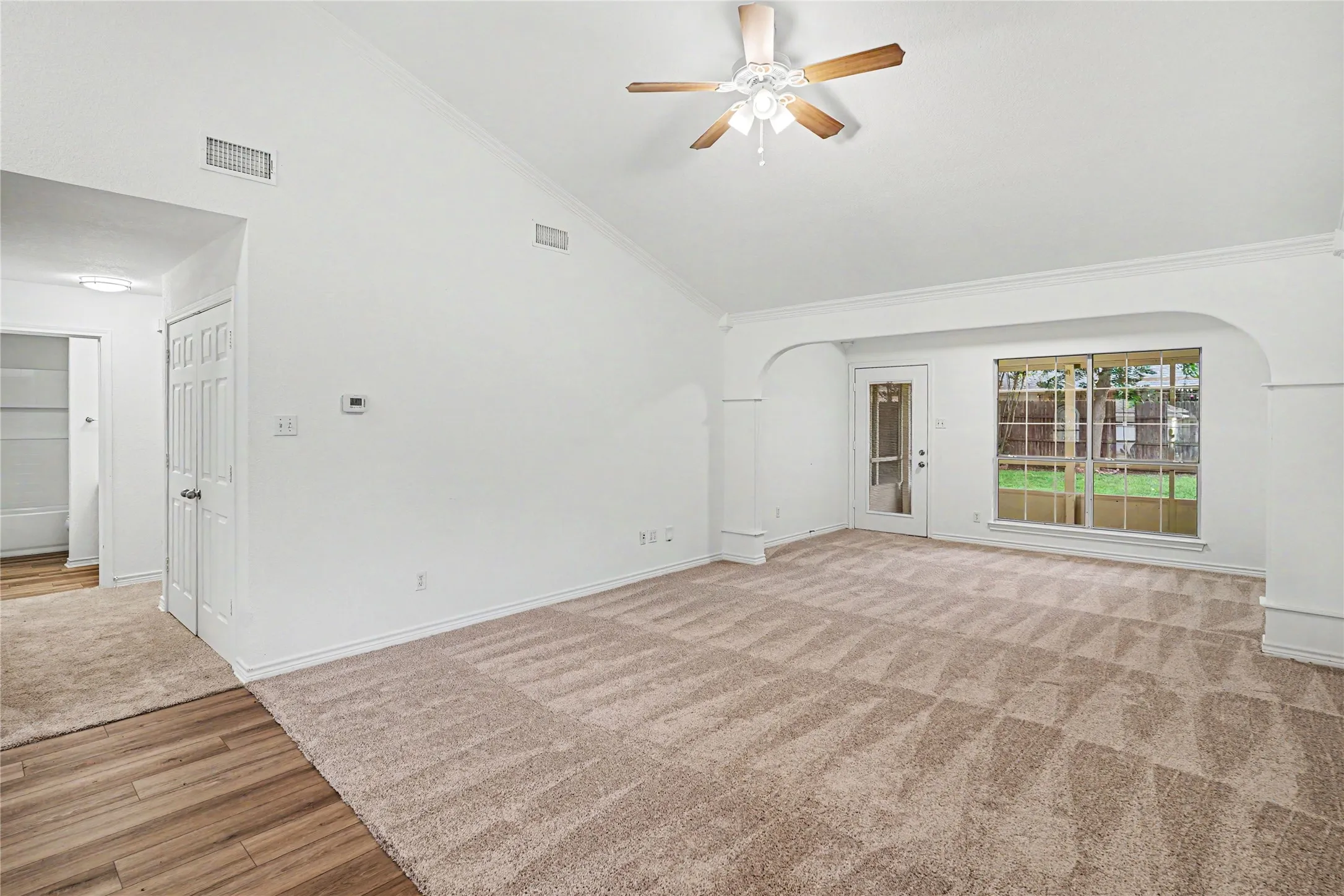 Single Family Residence For Sale in Hood County , 1504 Clover Lane, Granbury, Texas 76048, 3 Bedroom, 2 Bathroom, 2 Garage spaces, 1,586 Sqft, built in 1998, mls#21270475, Real Estate Agent in Granbury, Homes For Sale in Hood county, Homes For Sale in Granbury, Realtor in Granbury Texas, Real Estate Brokerage Independent Realty Texas, Luminita Cordes Realtor