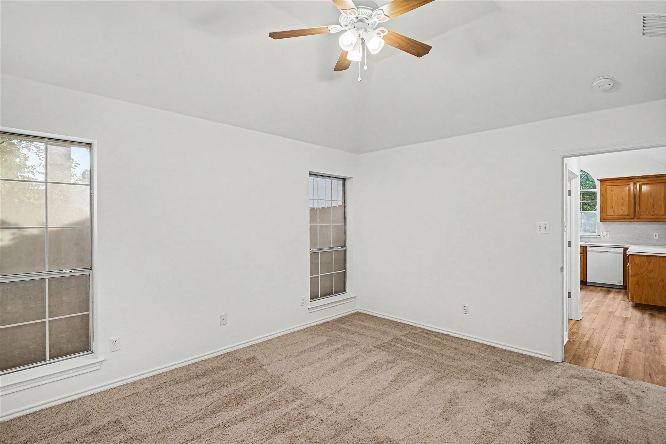 Single Family Residence For Sale in Hood County , 1504 Clover Lane, Granbury, Texas 76048, 3 Bedroom, 2 Bathroom, 2 Garage spaces, 1,586 Sqft, built in 1998, mls#21270475, Real Estate Agent in Granbury, Homes For Sale in Hood county, Homes For Sale in Granbury, Realtor in Granbury Texas, Real Estate Brokerage Independent Realty Texas, Luminita Cordes Realtor