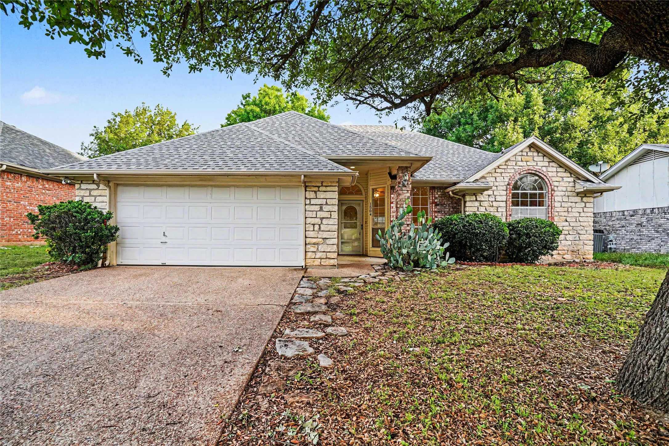Single Family Residence For Sale in Hood County , 1504 Clover Lane, Granbury, Texas 76048, 3 Bedroom, 2 Bathroom, 2 Garage spaces, 1,586 Sqft, built in 1998, mls#21270475, Real Estate Agent in Granbury, Homes For Sale in Hood county, Homes For Sale in Granbury, Realtor in Granbury Texas, Real Estate Brokerage Independent Realty Texas, Luminita Cordes Realtor