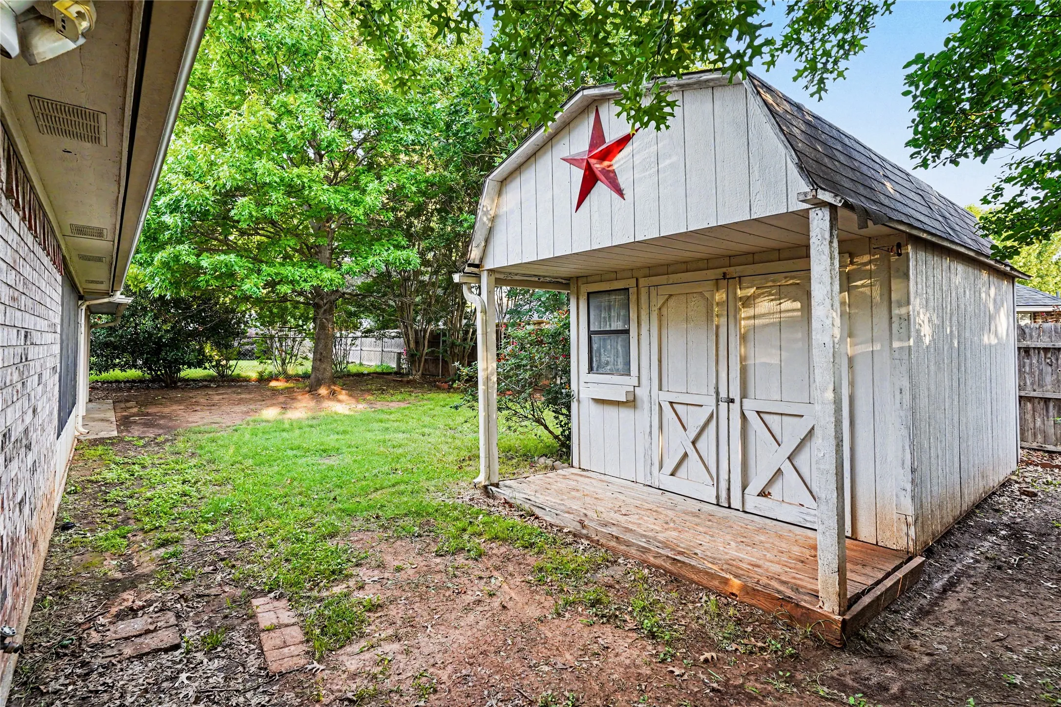 Single Family Residence For Sale in Hood County , 1504 Clover Lane, Granbury, Texas 76048, 3 Bedroom, 2 Bathroom, 2 Garage spaces, 1,586 Sqft, built in 1998, mls#21270475, Real Estate Agent in Granbury, Homes For Sale in Hood county, Homes For Sale in Granbury, Realtor in Granbury Texas, Real Estate Brokerage Independent Realty Texas, Luminita Cordes Realtor