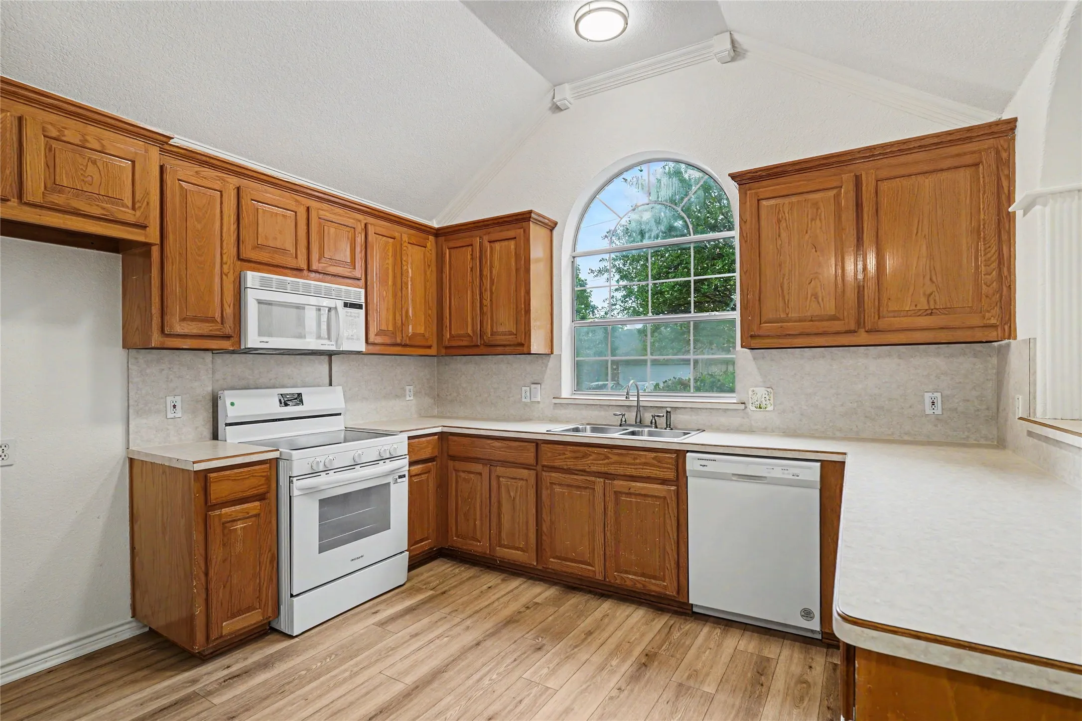 Single Family Residence For Sale in Hood County , 1504 Clover Lane, Granbury, Texas 76048, 3 Bedroom, 2 Bathroom, 2 Garage spaces, 1,586 Sqft, built in 1998, mls#21270475, Real Estate Agent in Granbury, Homes For Sale in Hood county, Homes For Sale in Granbury, Realtor in Granbury Texas, Real Estate Brokerage Independent Realty Texas, Luminita Cordes Realtor