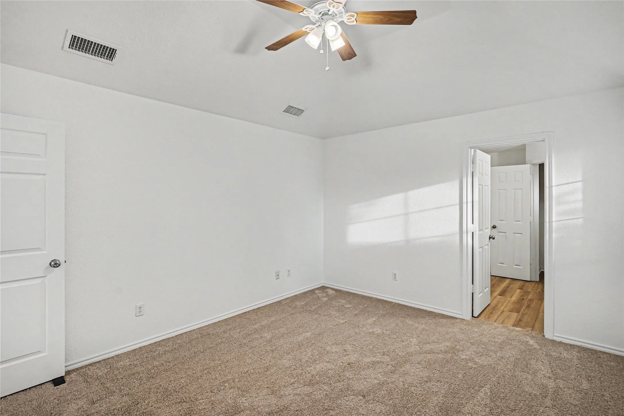 Single Family Residence For Sale in Hood County , 1504 Clover Lane, Granbury, Texas 76048, 3 Bedroom, 2 Bathroom, 2 Garage spaces, 1,586 Sqft, built in 1998, mls#21270475, Real Estate Agent in Granbury, Homes For Sale in Hood county, Homes For Sale in Granbury, Realtor in Granbury Texas, Real Estate Brokerage Independent Realty Texas, Luminita Cordes Realtor