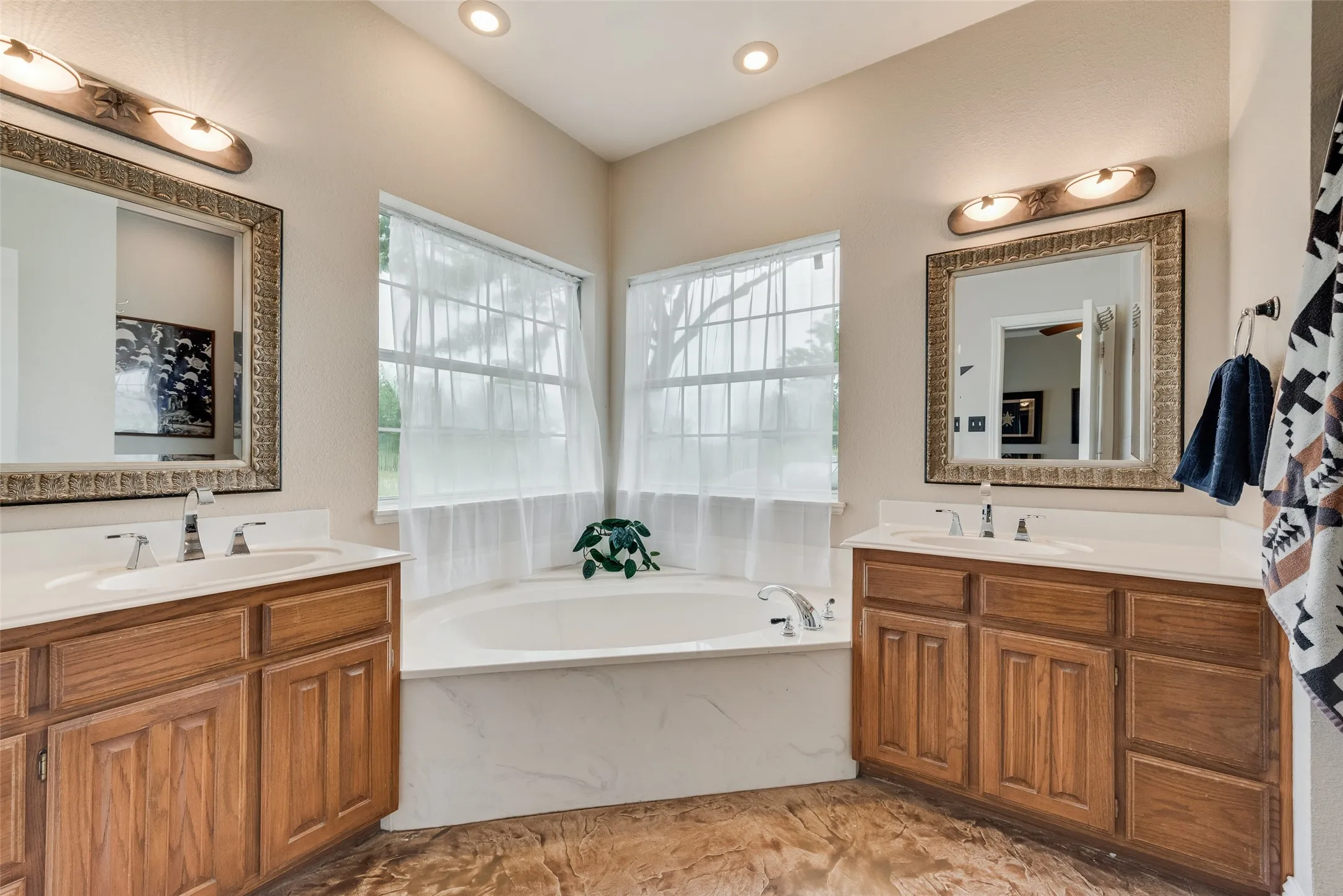 Single Family Residence For Sale in Kaufman County , 2169 County Road 4106, Kaufman, Texas 75142, 3 Bedroom, 2 Bathroom, Garage spaces, 3,010 Sqft, built in 1997, mls#21266666, Real Estate Agent in Kaufman, Homes For Sale in Kaufman county, Homes For Sale in Kaufman, Realtor in Kaufman Texas, Real Estate Brokerage Independent Realty Texas, Luminita Cordes Realtor