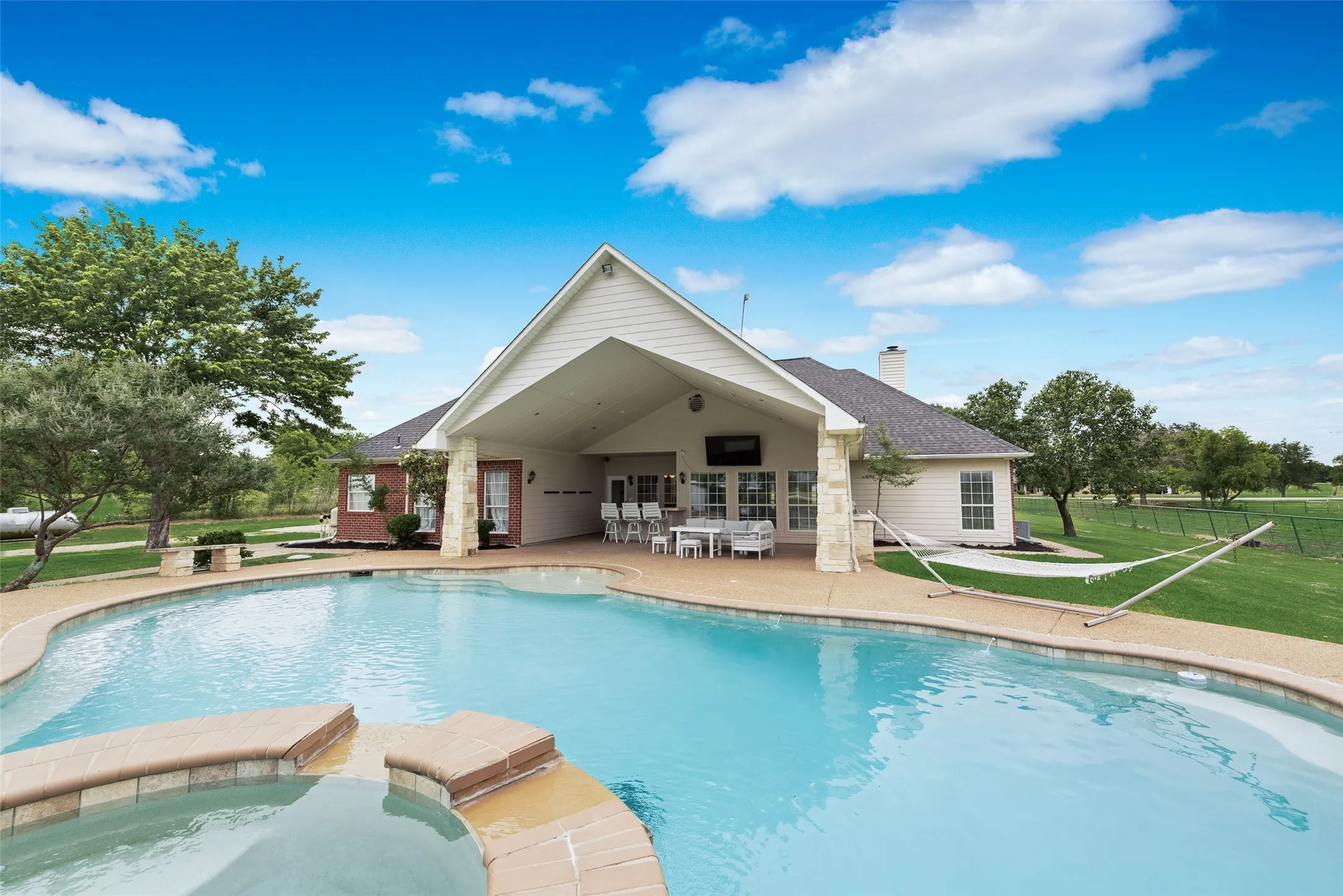 Single Family Residence For Sale in Kaufman County , 2169 County Road 4106, Kaufman, Texas 75142, 3 Bedroom, 2 Bathroom, Garage spaces, 3,010 Sqft, built in 1997, mls#21266666, Real Estate Agent in Kaufman, Homes For Sale in Kaufman county, Homes For Sale in Kaufman, Realtor in Kaufman Texas, Real Estate Brokerage Independent Realty Texas, Luminita Cordes Realtor