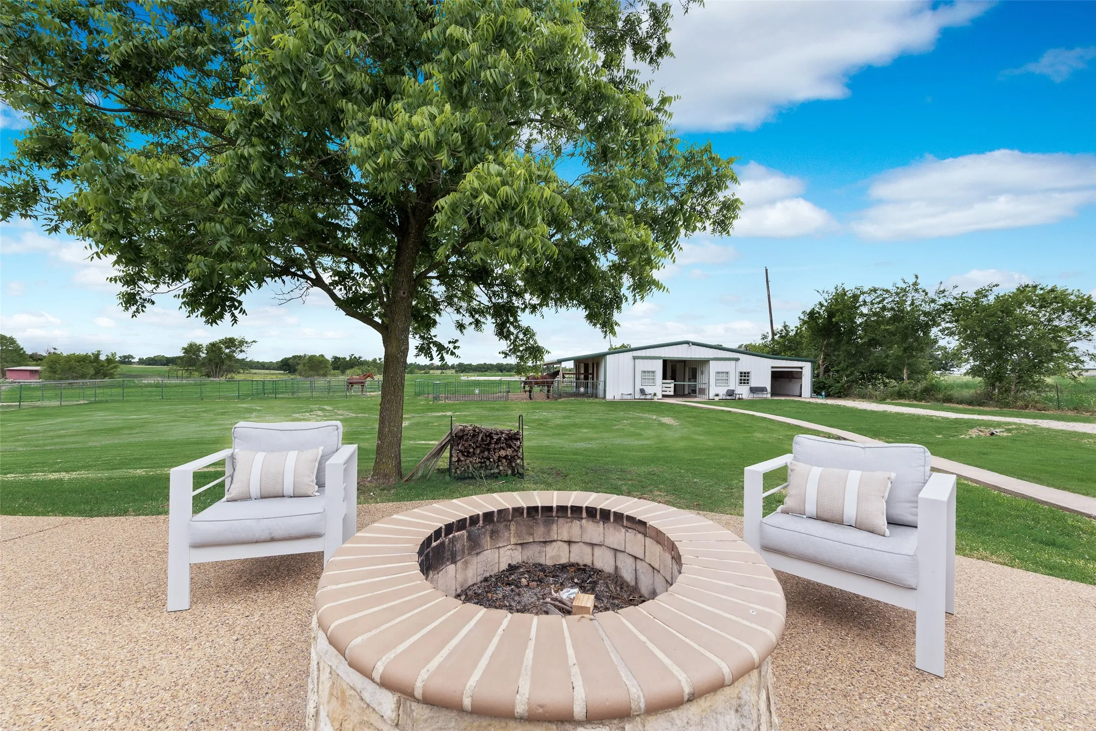 Single Family Residence For Sale in Kaufman County , 2169 County Road 4106, Kaufman, Texas 75142, 3 Bedroom, 2 Bathroom, Garage spaces, 3,010 Sqft, built in 1997, mls#21266666, Real Estate Agent in Kaufman, Homes For Sale in Kaufman county, Homes For Sale in Kaufman, Realtor in Kaufman Texas, Real Estate Brokerage Independent Realty Texas, Luminita Cordes Realtor