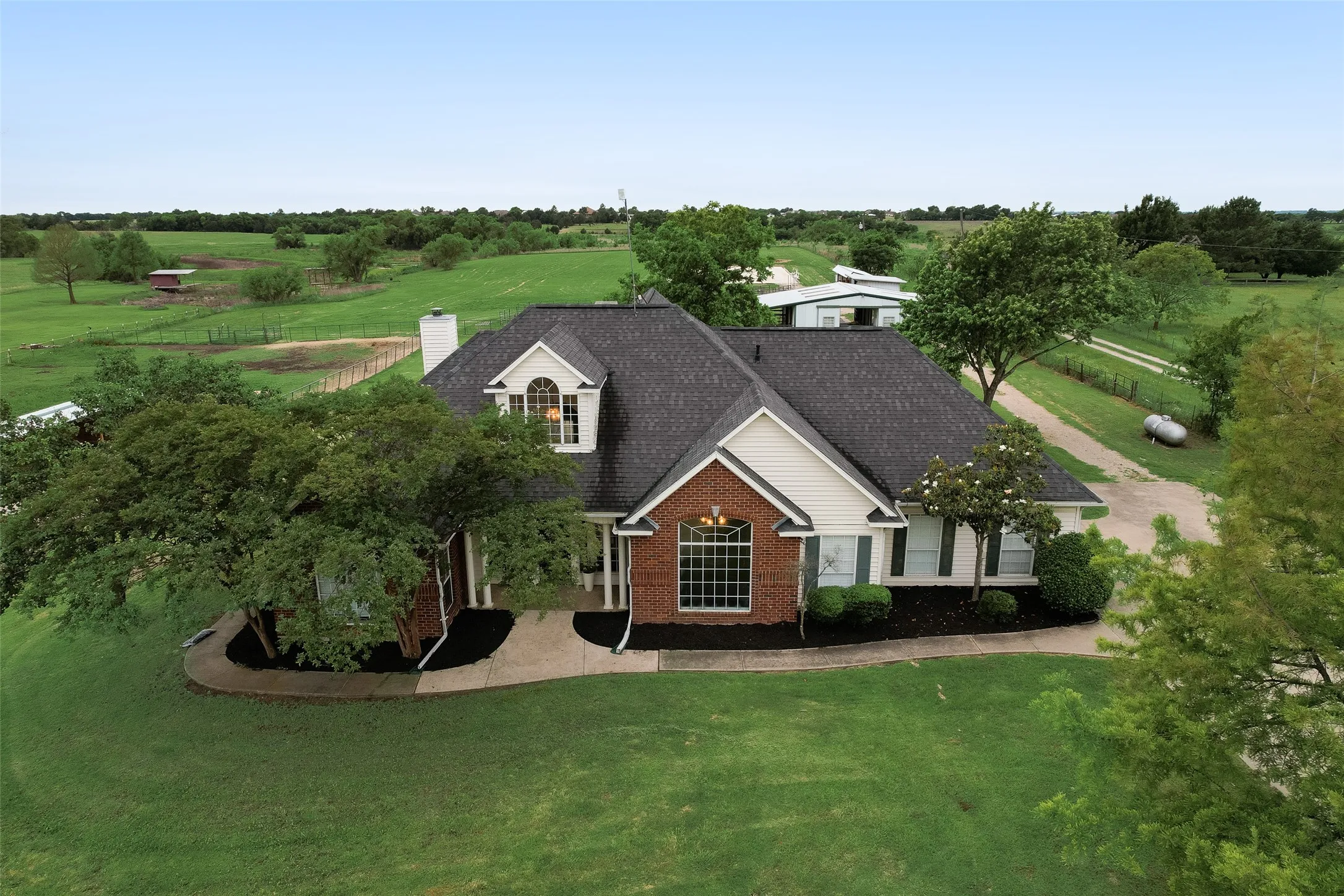 Single Family Residence For Sale in Kaufman County , 2169 County Road 4106, Kaufman, Texas 75142, 3 Bedroom, 2 Bathroom, Garage spaces, 3,010 Sqft, built in 1997, mls#21266666, Real Estate Agent in Kaufman, Homes For Sale in Kaufman county, Homes For Sale in Kaufman, Realtor in Kaufman Texas, Real Estate Brokerage Independent Realty Texas, Luminita Cordes Realtor