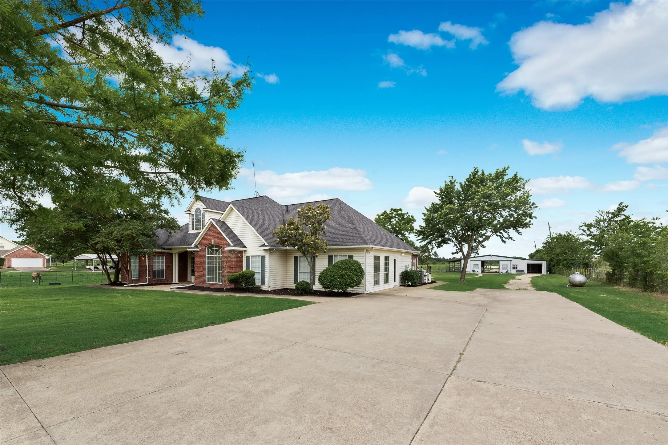 Single Family Residence For Sale in Kaufman County , 2169 County Road 4106, Kaufman, Texas 75142, 3 Bedroom, 2 Bathroom, Garage spaces, 3,010 Sqft, built in 1997, mls#21266666, Real Estate Agent in Kaufman, Homes For Sale in Kaufman county, Homes For Sale in Kaufman, Realtor in Kaufman Texas, Real Estate Brokerage Independent Realty Texas, Luminita Cordes Realtor