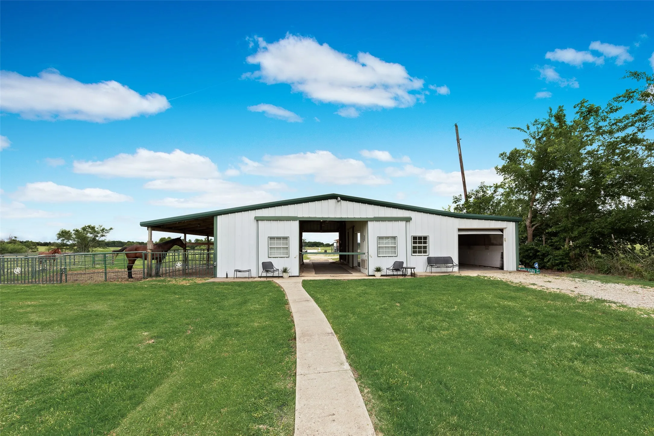 Single Family Residence For Sale in Kaufman County , 2169 County Road 4106, Kaufman, Texas 75142, 3 Bedroom, 2 Bathroom, Garage spaces, 3,010 Sqft, built in 1997, mls#21266666, Real Estate Agent in Kaufman, Homes For Sale in Kaufman county, Homes For Sale in Kaufman, Realtor in Kaufman Texas, Real Estate Brokerage Independent Realty Texas, Luminita Cordes Realtor