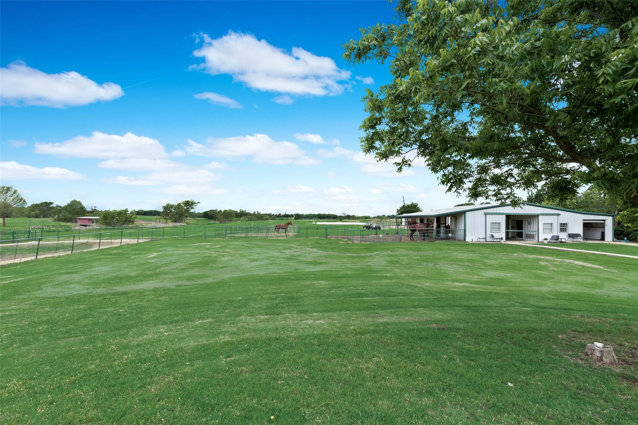 Single Family Residence For Sale in Kaufman County , 2169 County Road 4106, Kaufman, Texas 75142, 3 Bedroom, 2 Bathroom, Garage spaces, 3,010 Sqft, built in 1997, mls#21266666, Real Estate Agent in Kaufman, Homes For Sale in Kaufman county, Homes For Sale in Kaufman, Realtor in Kaufman Texas, Real Estate Brokerage Independent Realty Texas, Luminita Cordes Realtor