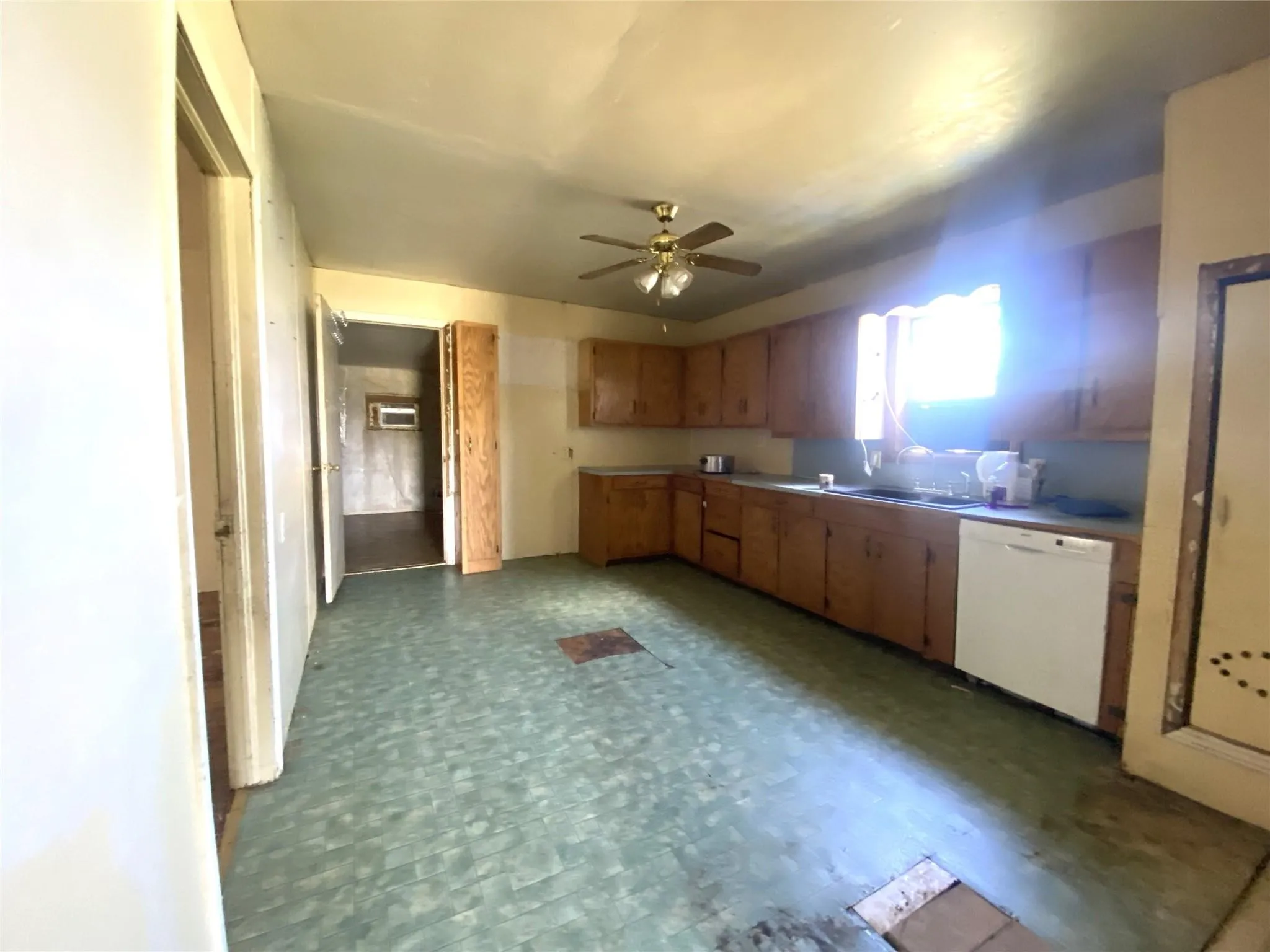Single Family Residence For Sale in Haskell County , 912 Taylor Avenue, Rule, Texas 79547, 3 Bedrooms, 2 Bathrooms, Garage spaces, 1,056 Sqft, built in 1945, Price $79,900, mls#21270457, Real Estate Agent in Rule, Homes For Sale in Haskell county, Homes For Sale in Rule, Realtor in Rule Texas, Real Estate Brokerage Independent Realty Texas, Luminita Cordes Realtor