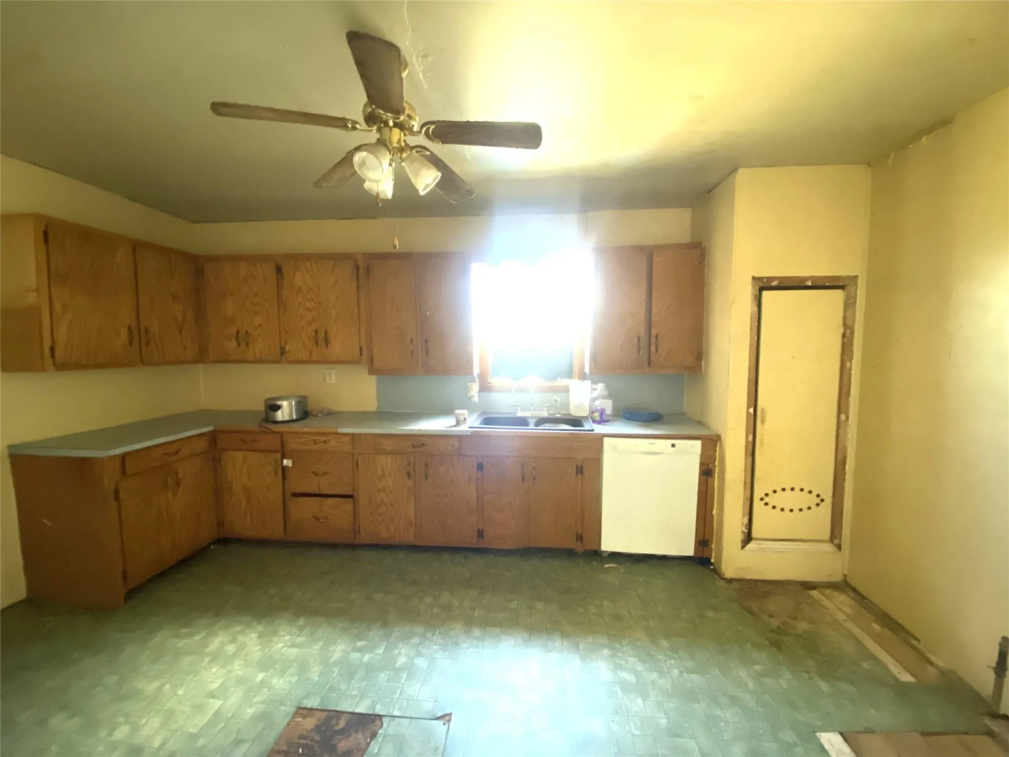 Single Family Residence For Sale in Haskell County , 912 Taylor Avenue, Rule, Texas 79547, 3 Bedrooms, 2 Bathrooms, Garage spaces, 1,056 Sqft, built in 1945, Price $79,900, mls#21270457, Real Estate Agent in Rule, Homes For Sale in Haskell county, Homes For Sale in Rule, Realtor in Rule Texas, Real Estate Brokerage Independent Realty Texas, Luminita Cordes Realtor