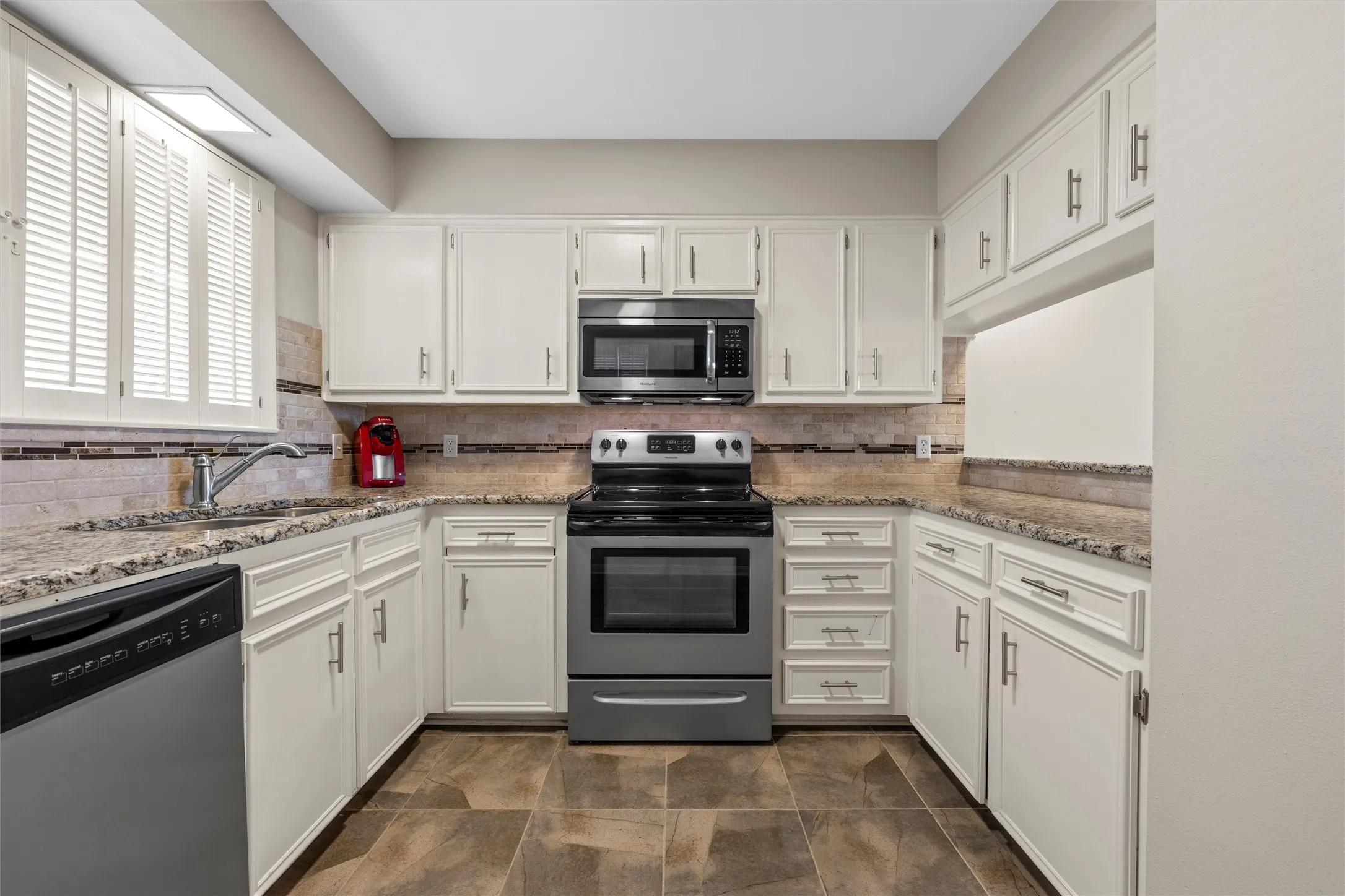 Condominium For Sale in Mc Lennan County , 2901 Lake Shore Drive 405, Waco, Texas 76708, 2 Bedroom, 2 Bathroom, Garage spaces, 1,178 Sqft, built in 1974, mls#21266043, Real Estate Agent in Waco, Homes For Sale in Mc Lennan county, Homes For Sale in Waco, Realtor in Waco Texas, Real Estate Brokerage Independent Realty Texas, Luminita Cordes Realtor