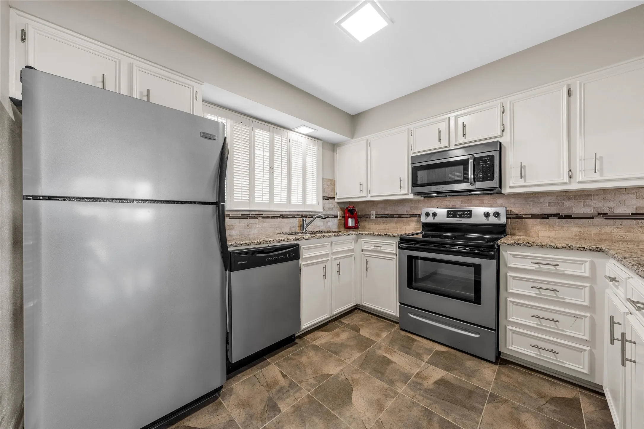 Condominium For Sale in Mc Lennan County , 2901 Lake Shore Drive 405, Waco, Texas 76708, 2 Bedroom, 2 Bathroom, Garage spaces, 1,178 Sqft, built in 1974, mls#21266043, Real Estate Agent in Waco, Homes For Sale in Mc Lennan county, Homes For Sale in Waco, Realtor in Waco Texas, Real Estate Brokerage Independent Realty Texas, Luminita Cordes Realtor
