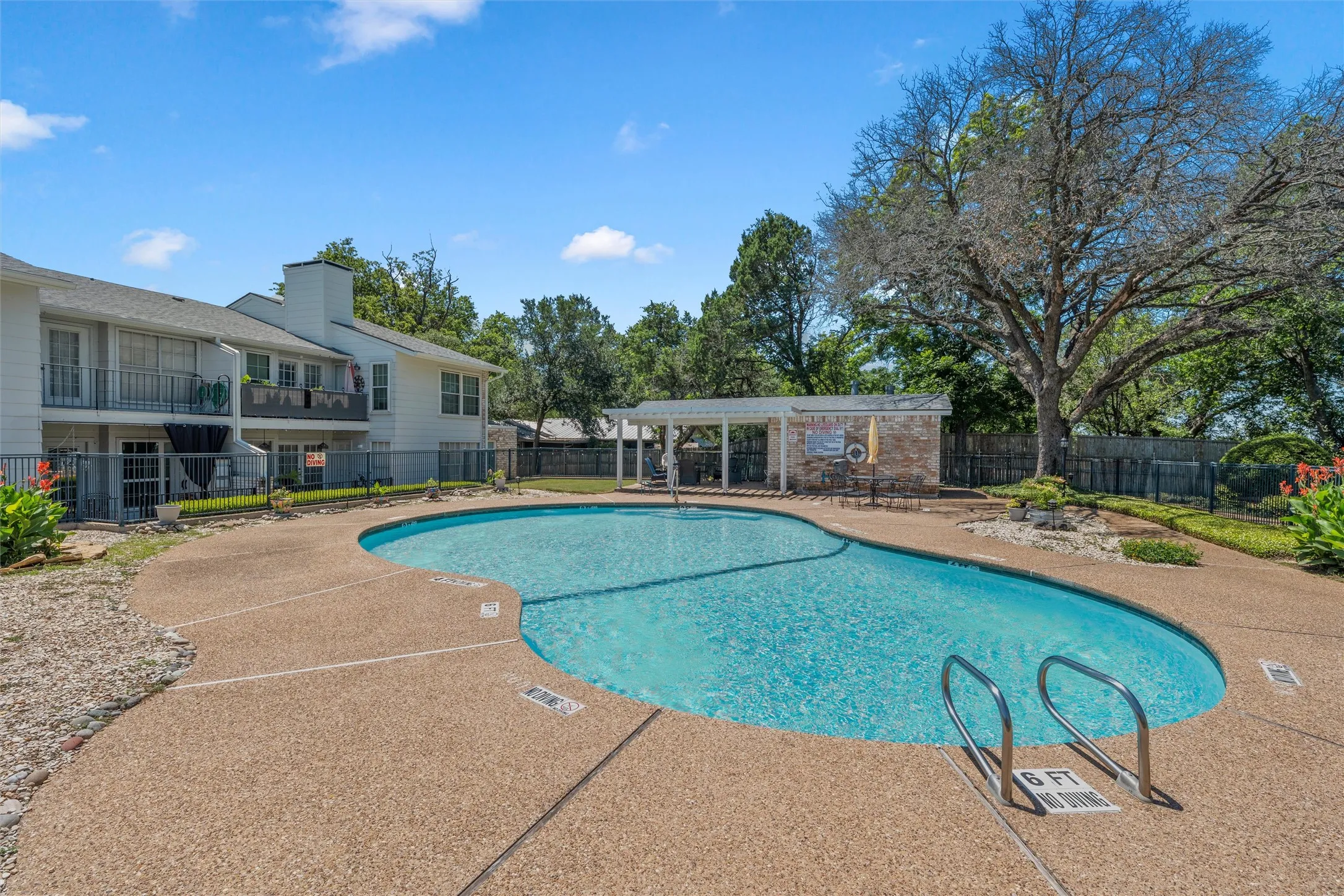 Condominium For Sale in Mc Lennan County , 2901 Lake Shore Drive 405, Waco, Texas 76708, 2 Bedroom, 2 Bathroom, Garage spaces, 1,178 Sqft, built in 1974, mls#21266043, Real Estate Agent in Waco, Homes For Sale in Mc Lennan county, Homes For Sale in Waco, Realtor in Waco Texas, Real Estate Brokerage Independent Realty Texas, Luminita Cordes Realtor