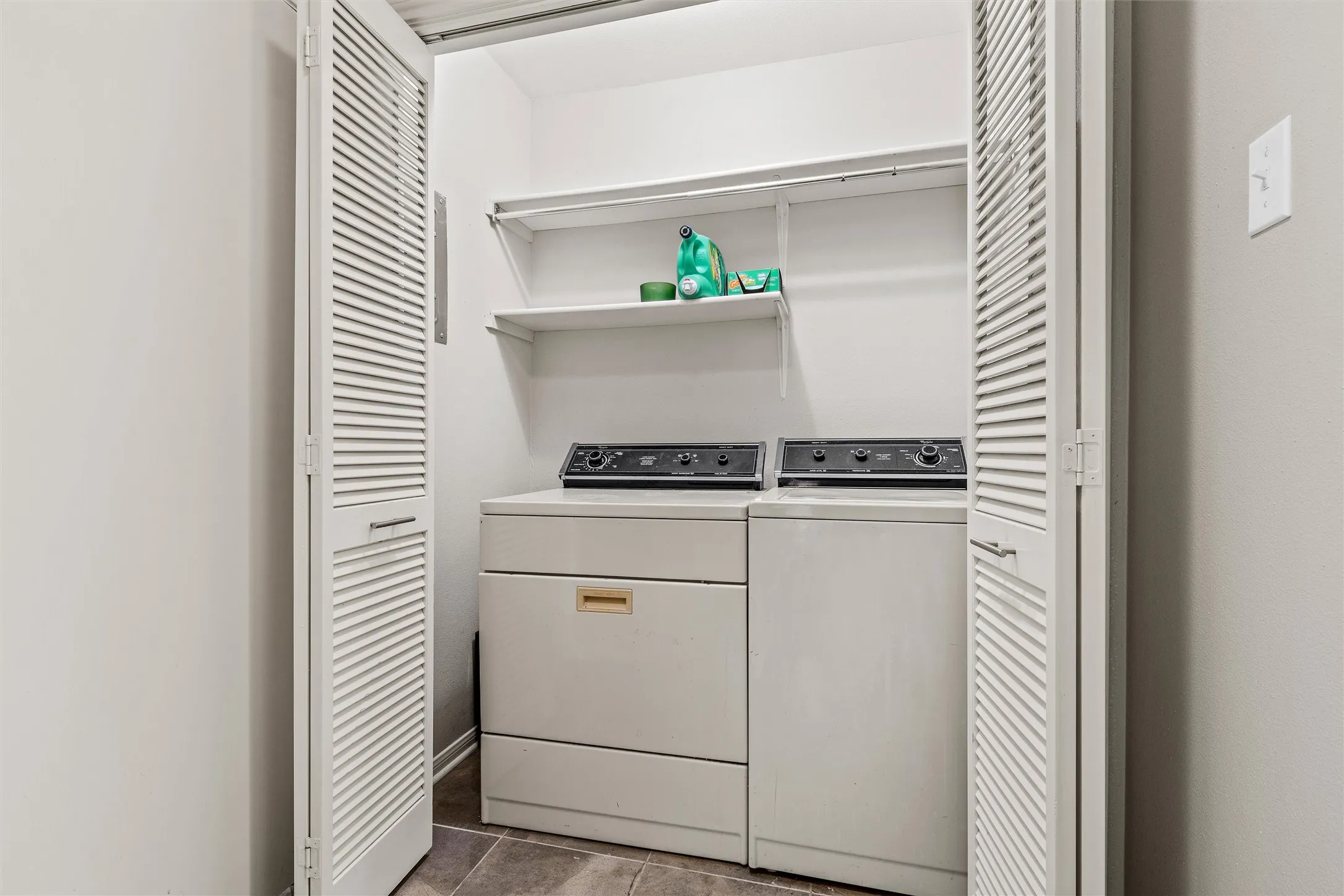 Condominium For Sale in Mc Lennan County , 2901 Lake Shore Drive 405, Waco, Texas 76708, 2 Bedroom, 2 Bathroom, Garage spaces, 1,178 Sqft, built in 1974, mls#21266043, Real Estate Agent in Waco, Homes For Sale in Mc Lennan county, Homes For Sale in Waco, Realtor in Waco Texas, Real Estate Brokerage Independent Realty Texas, Luminita Cordes Realtor