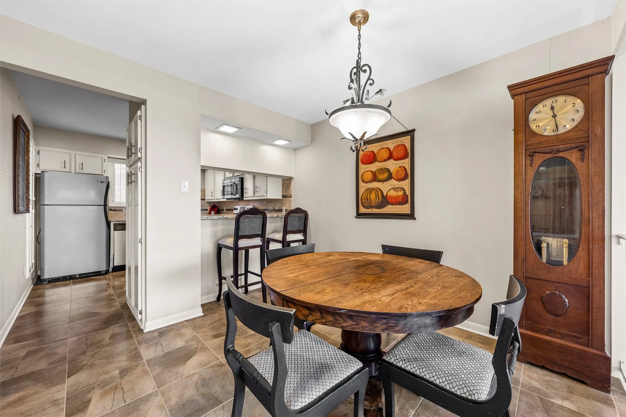 Condominium For Sale in Mc Lennan County , 2901 Lake Shore Drive 405, Waco, Texas 76708, 2 Bedroom, 2 Bathroom, Garage spaces, 1,178 Sqft, built in 1974, mls#21266043, Real Estate Agent in Waco, Homes For Sale in Mc Lennan county, Homes For Sale in Waco, Realtor in Waco Texas, Real Estate Brokerage Independent Realty Texas, Luminita Cordes Realtor